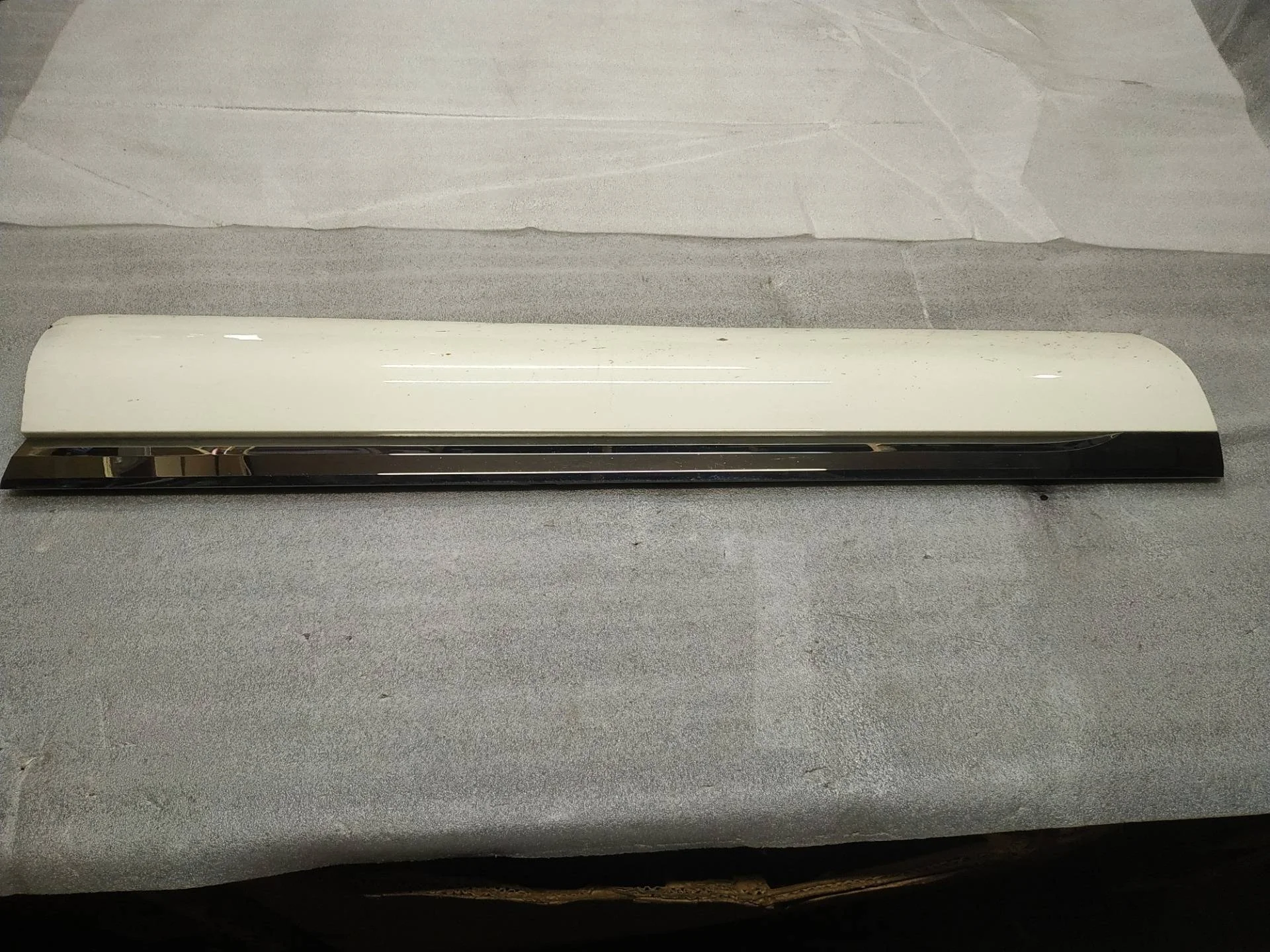 накладка двери передней левой Volkswagen Touareg 7P6 2011