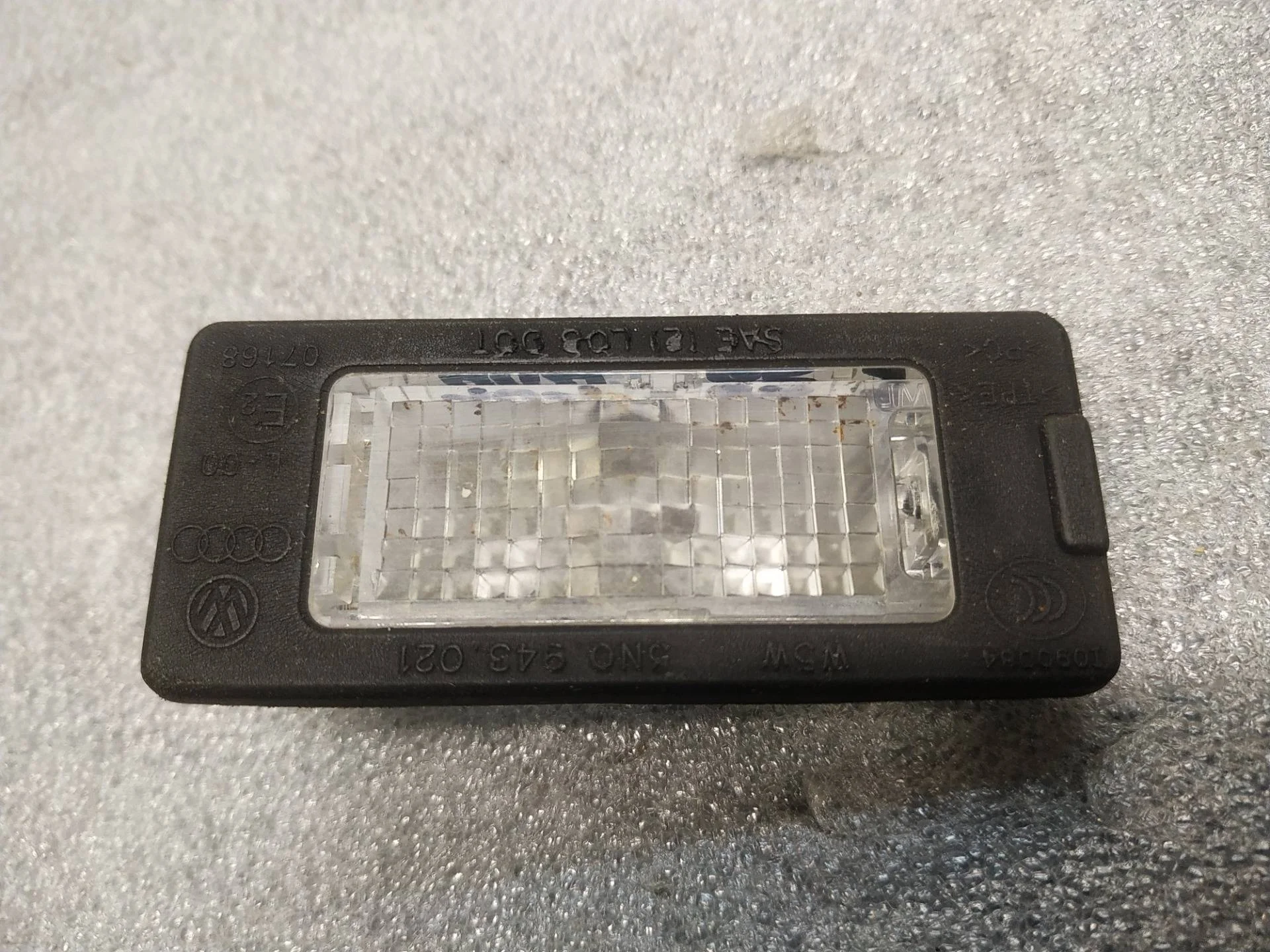 подсветка номера Volkswagen Touareg 2 7P6 2011