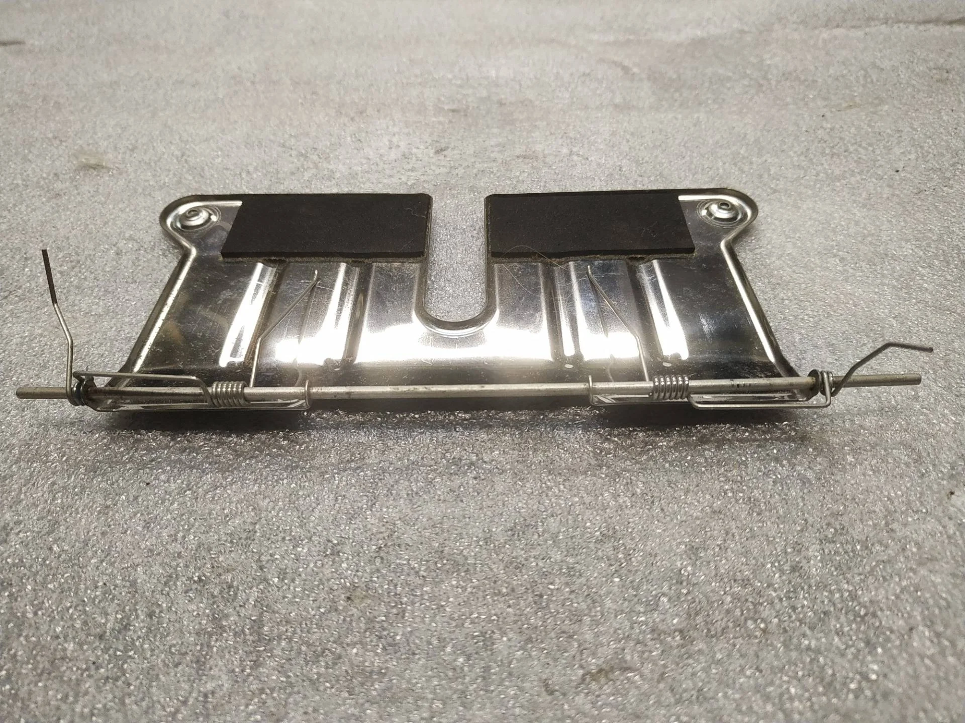 накладка внутренняя на заднюю панель кузова Volkswagen Touareg 2 7P6 2013