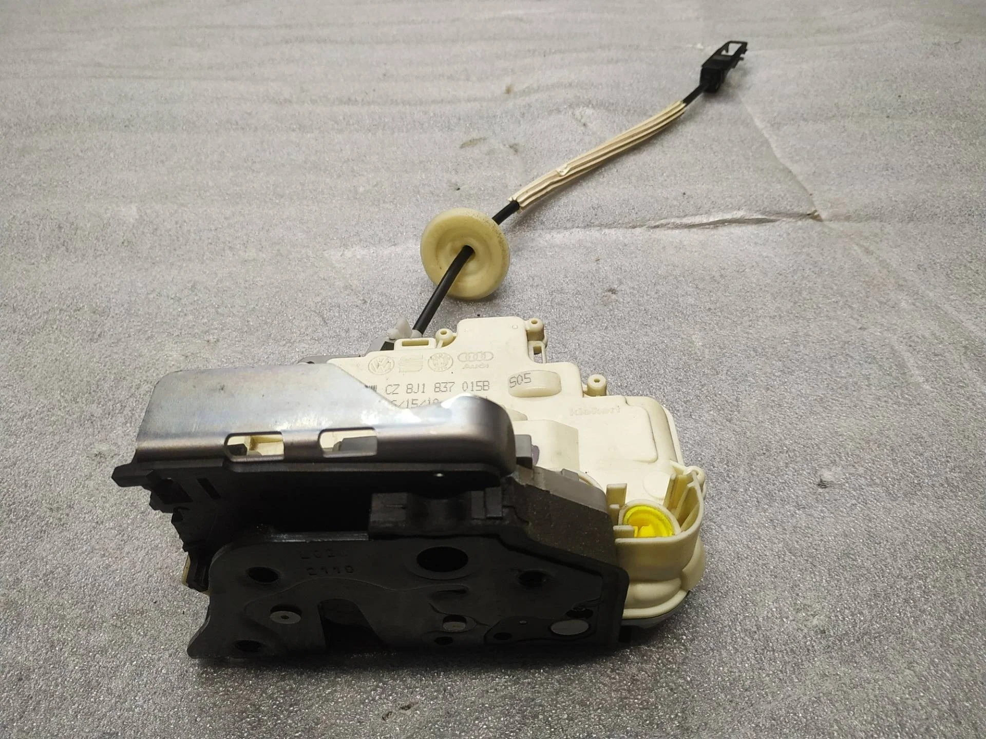 замок двери передней левой Volkswagen Touareg 7P6 2011