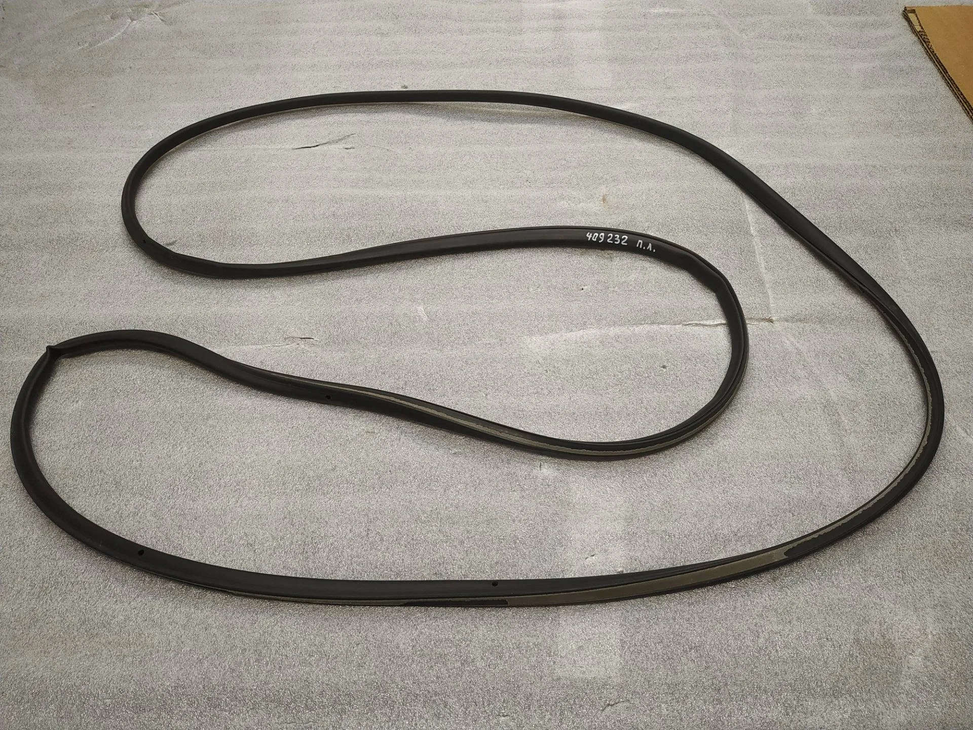 уплотнитель дверного проема передний Volkswagen Touareg 2 7P6 2014