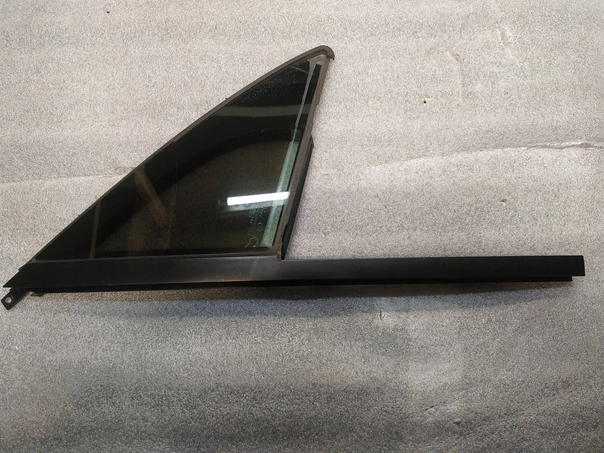 стекло двери передней правой Volkswagen Touareg 7P6 2011