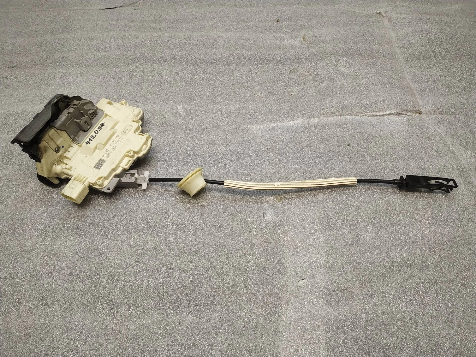 замок двери передней правой Volkswagen Touareg 7P6 2011