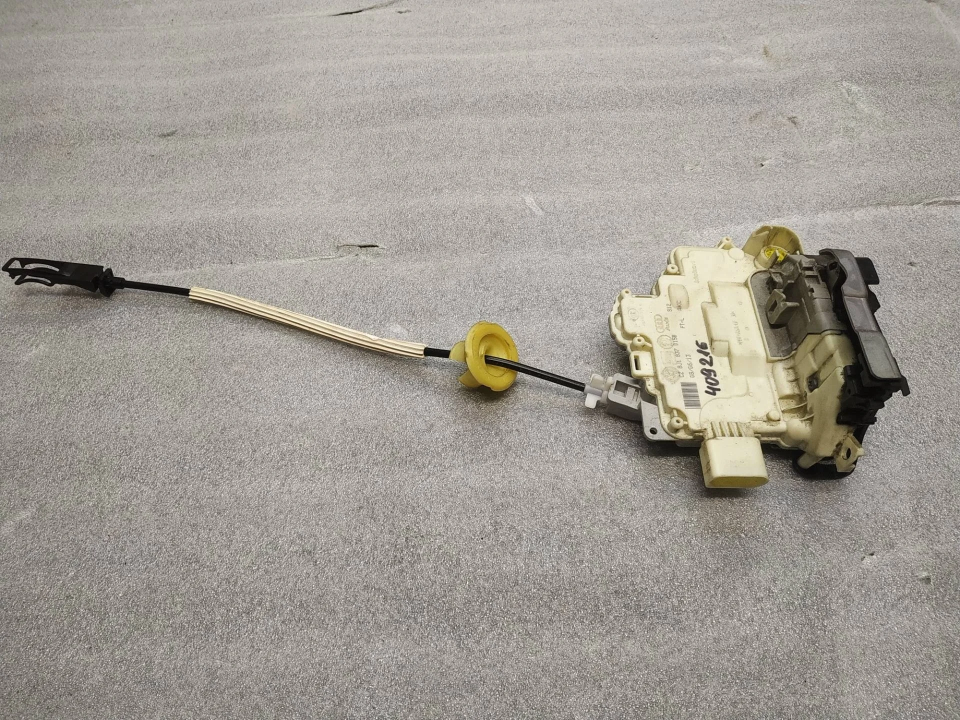 замок двери передней левой Volkswagen Touareg 2 7P6 2014