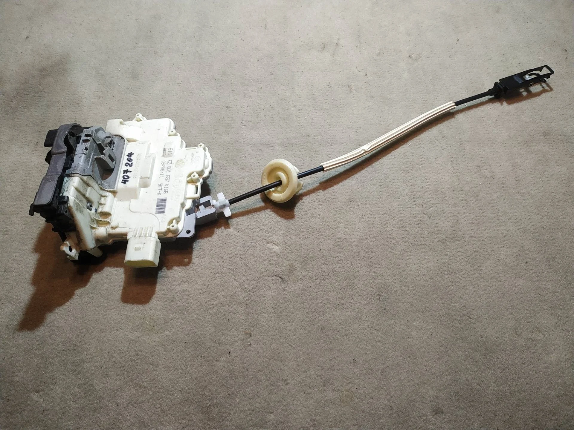 замок двери передней правой Volkswagen Touareg 2 7P6 2012