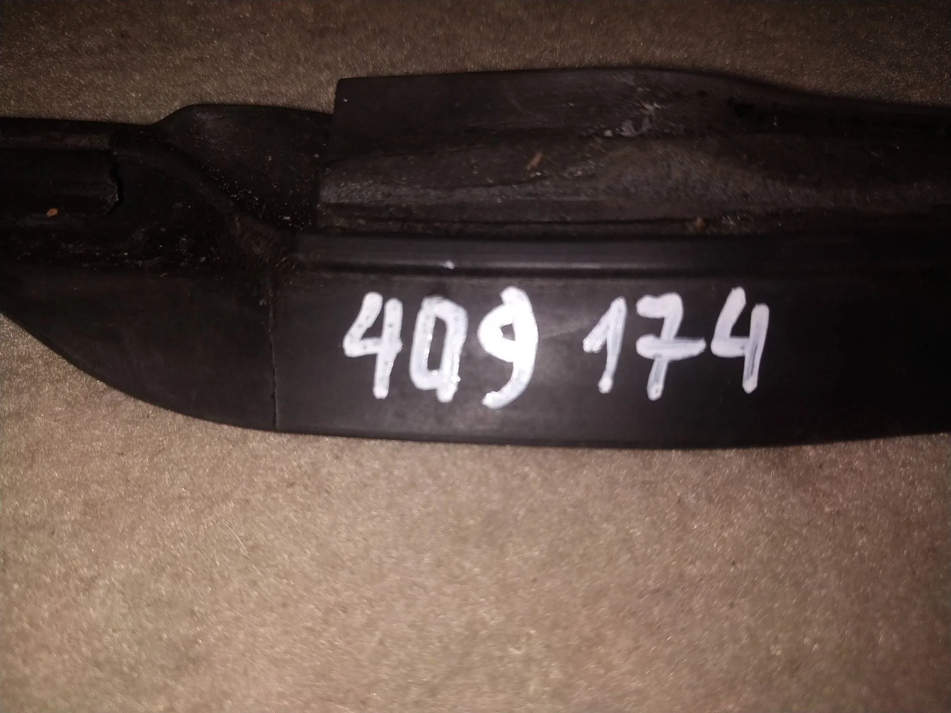 уплотнитель дверного проема задний правый Volkswagen Touareg 2 7P6 2014