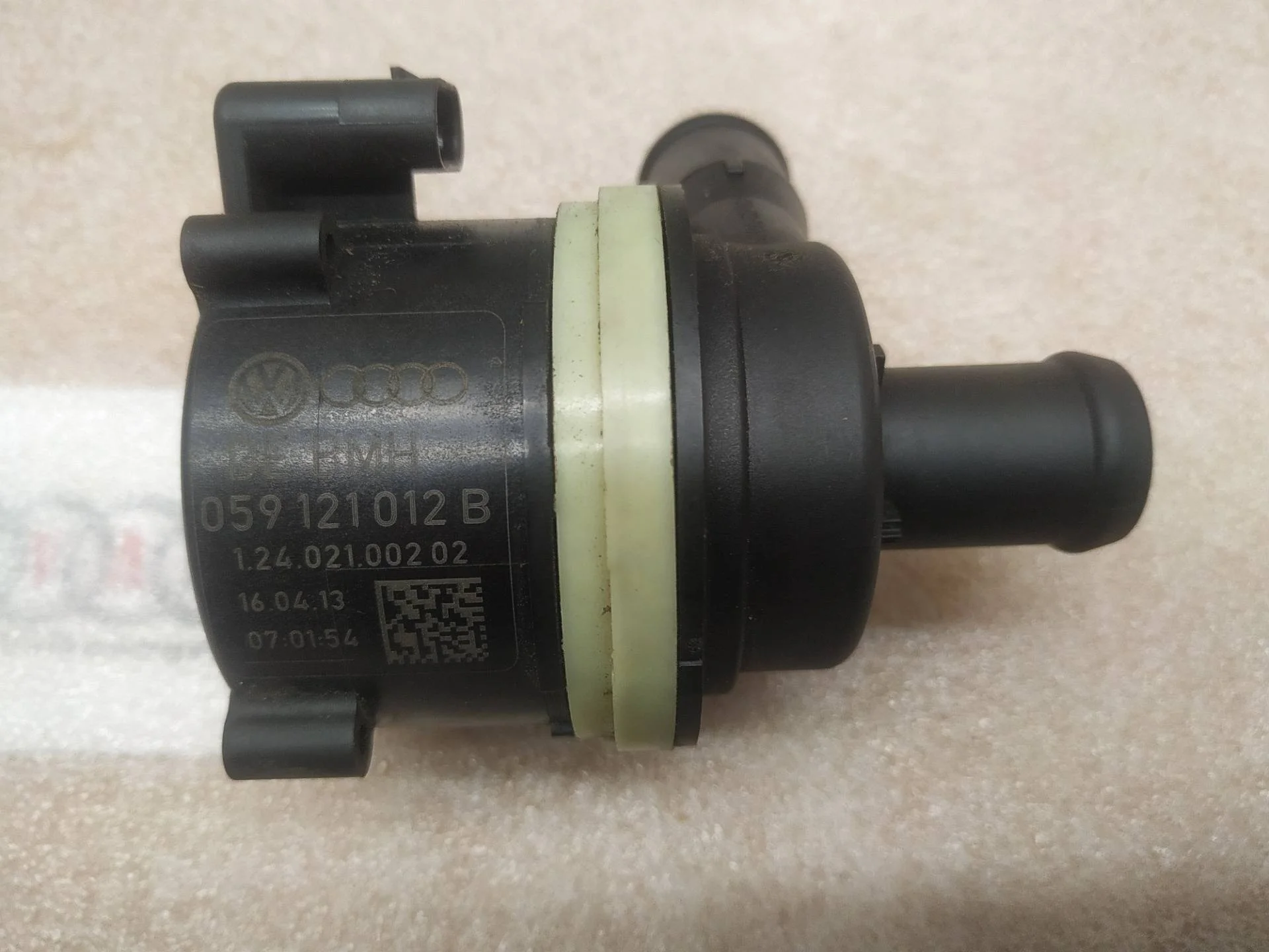 Насос (помпа) электрический Volkswagen Touareg 2 7P6 2013