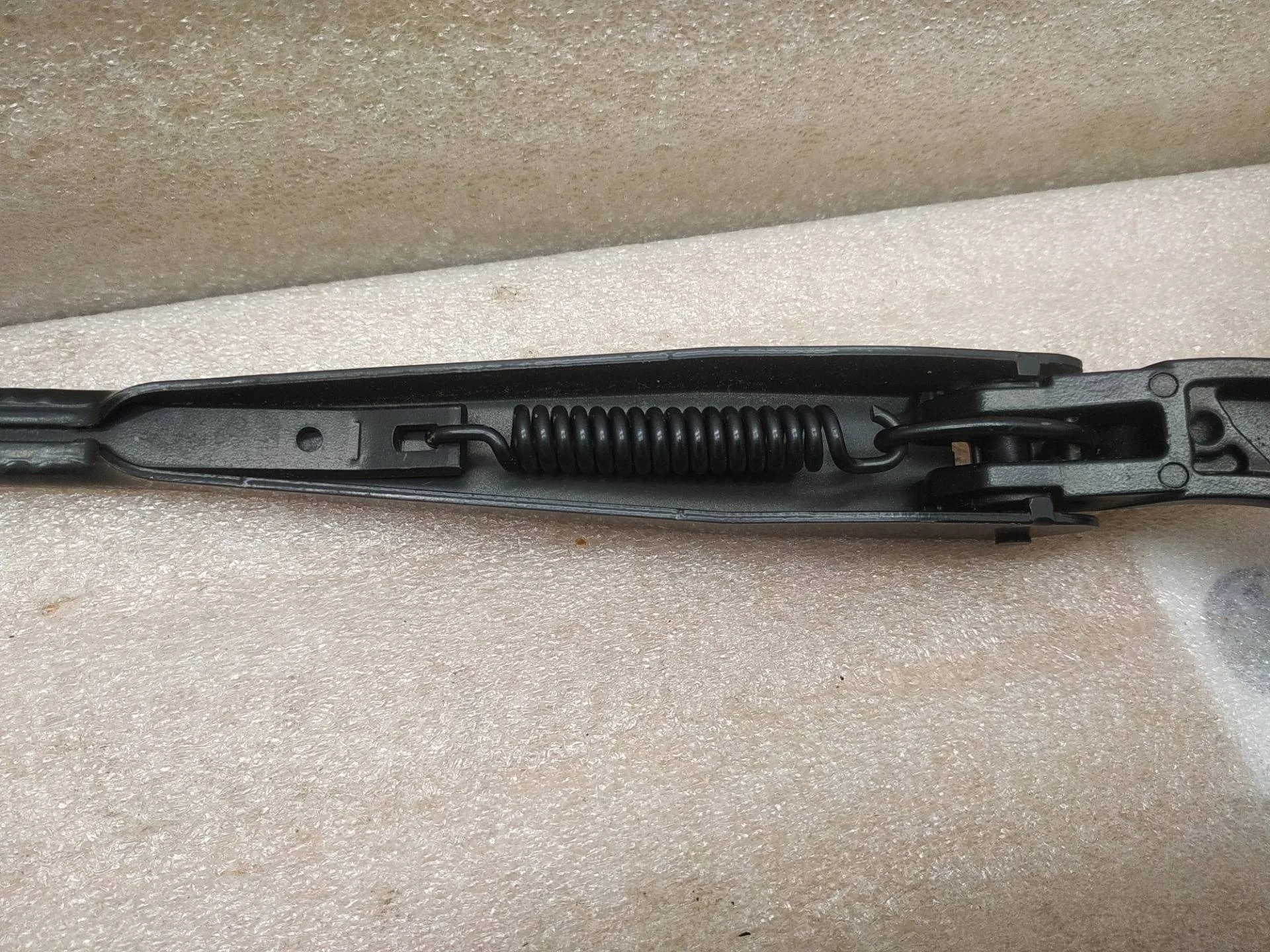 поводок стеклоочистителя правый Volkswagen Touareg 7P6 2011