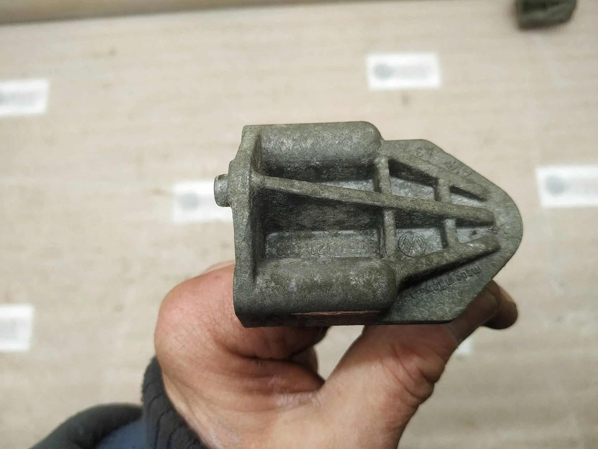 кронштейн (крепление) Volkswagen Touareg 2 7P6 2012