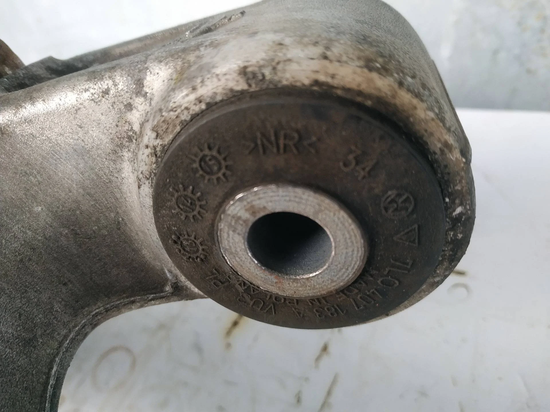 кулак задний правый Volkswagen Touareg 2 7P6 2014