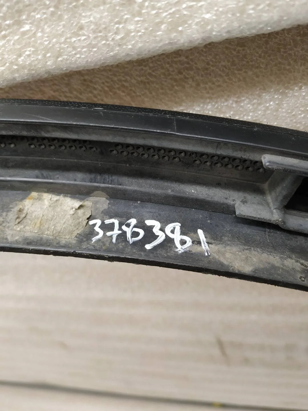 накладка колесной арки передний левый Volkswagen Touareg 2 7P6 2012