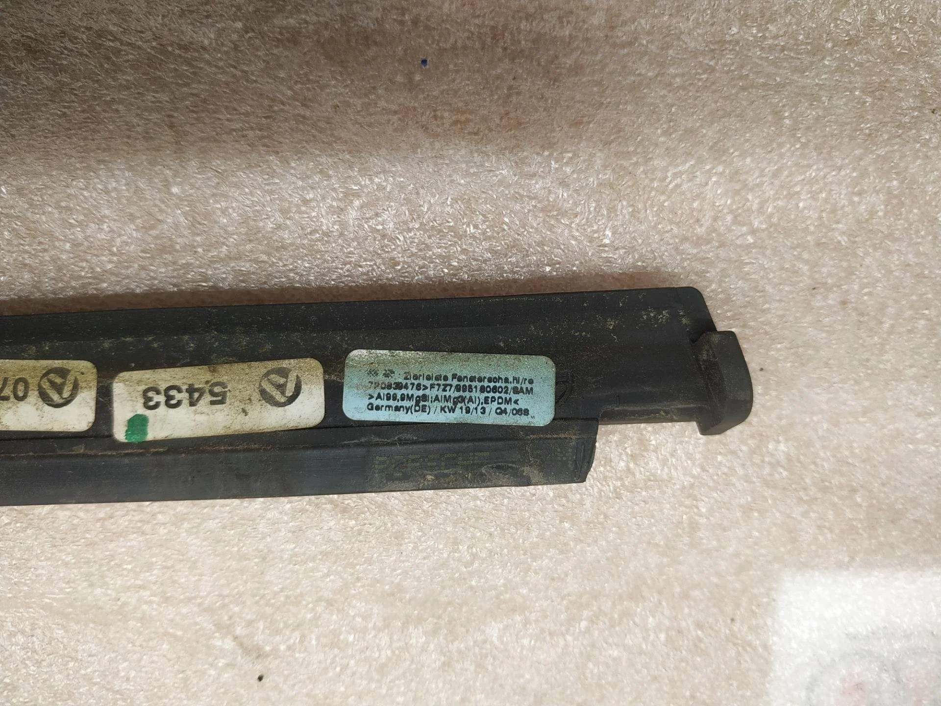 молдинг двери задней правой Volkswagen Touareg 2 7P6 2013