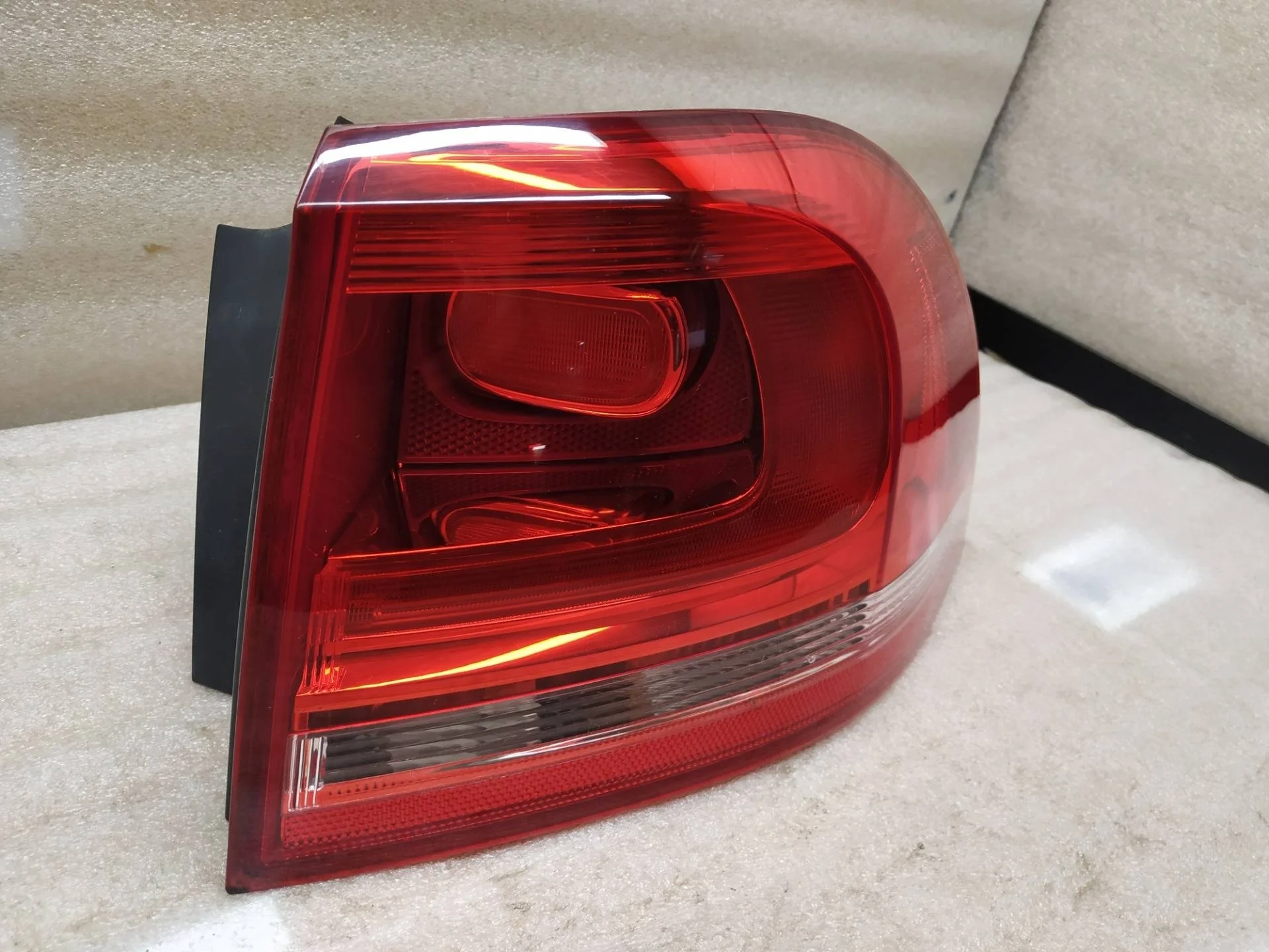 фонарь задний правый Volkswagen Touareg 2 7P6 2011