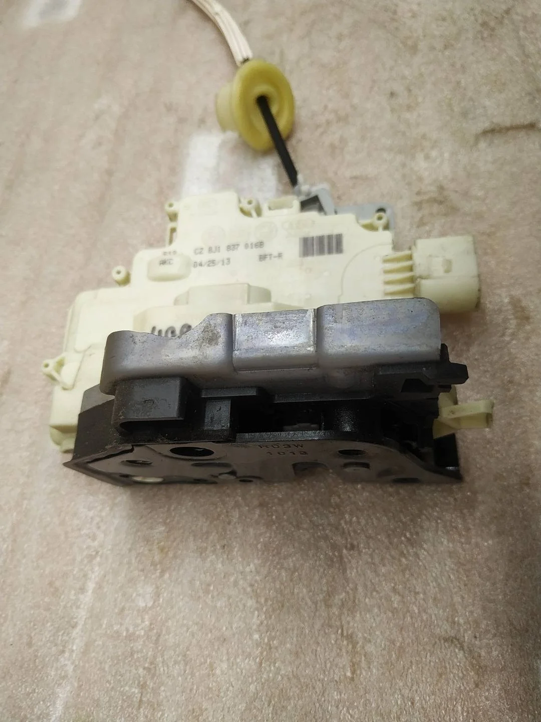 замок двери передней правой Volkswagen Touareg 2 7P6 2013