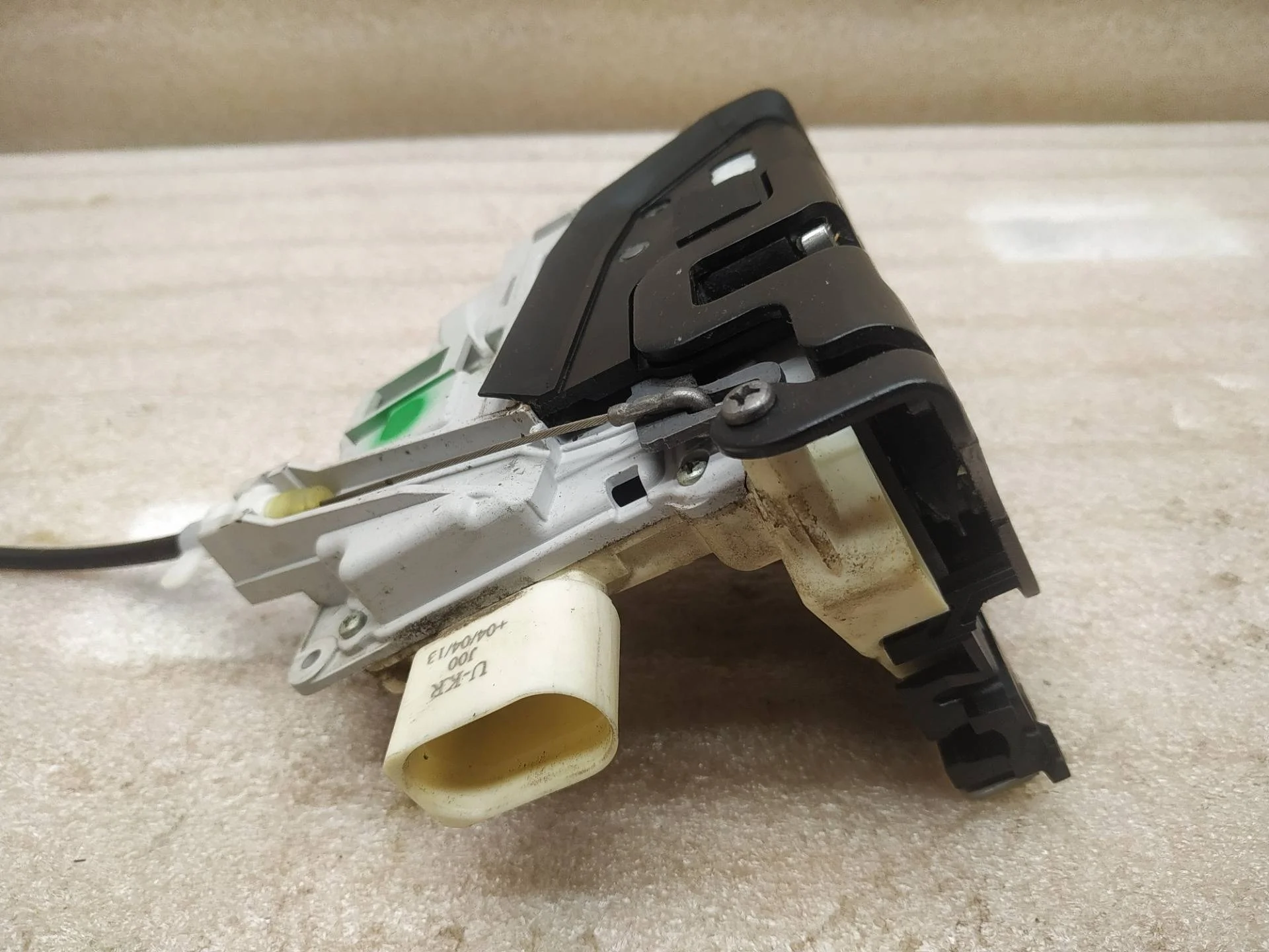 замок двери задней правой Volkswagen Touareg 2 7P6 2013