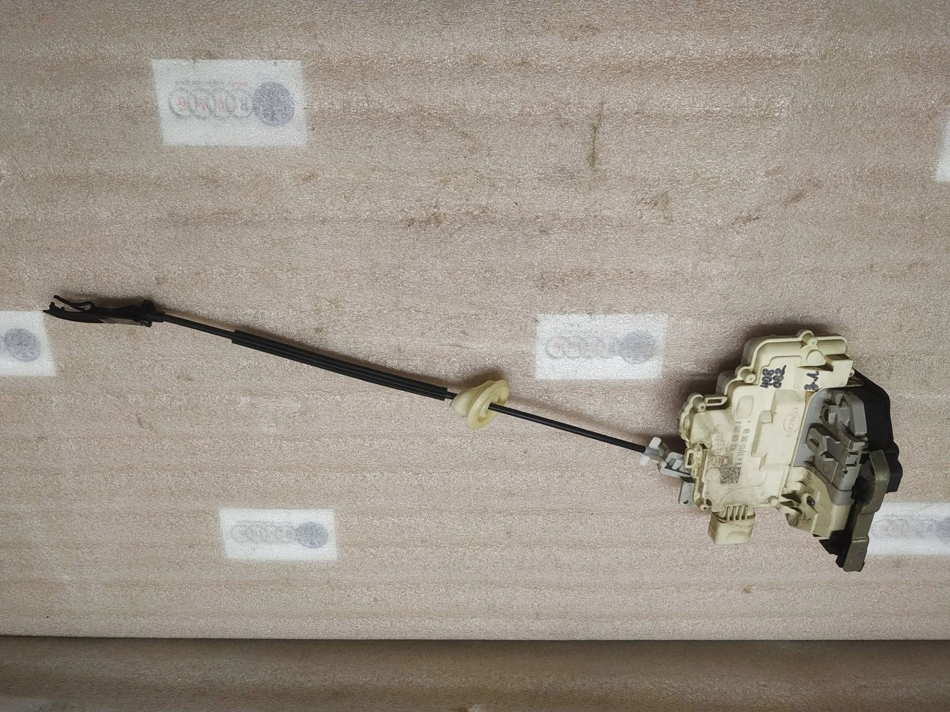 замок двери задней левой Volkswagen Touareg 2 7P6 2013