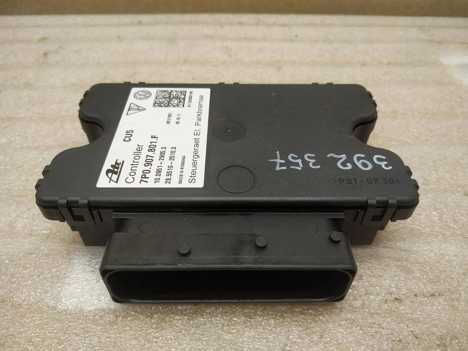 блок управления ручником Volkswagen Touareg 2 7P6 2012