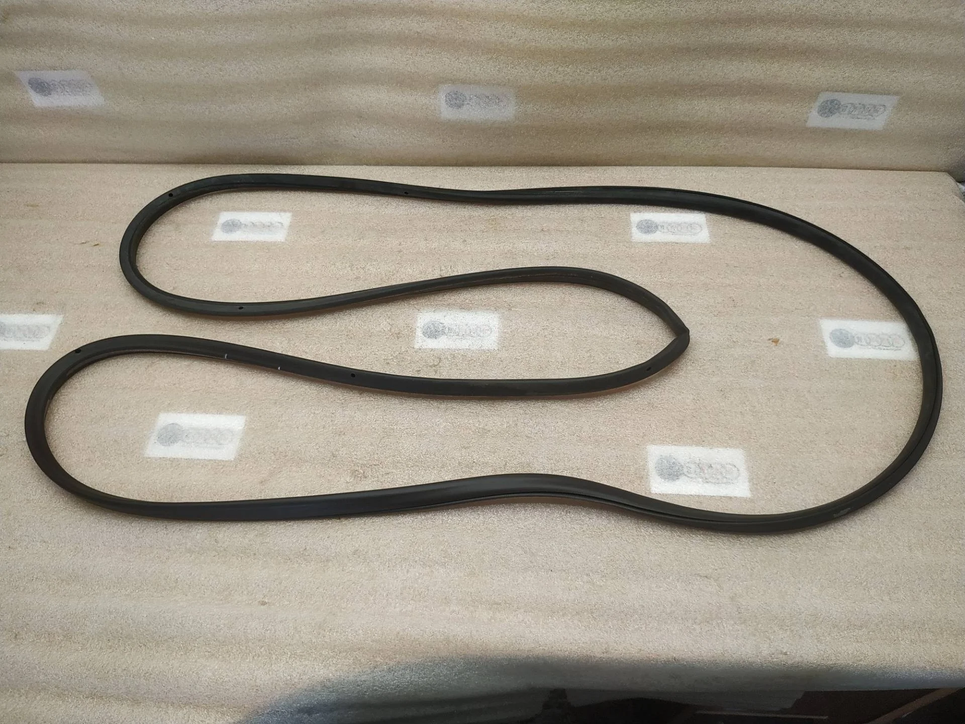 уплотнитель дверного проема задний Volkswagen Touareg 2 7P6 2011