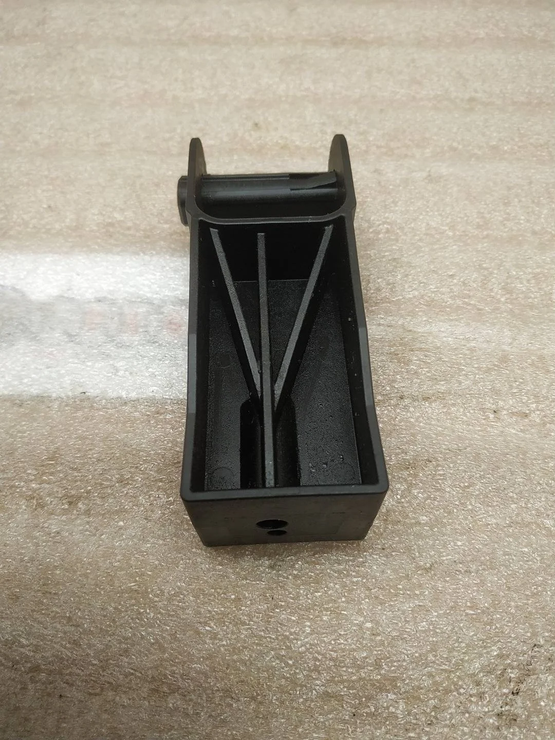 кронштейн (крепление) правый Volkswagen Touareg 2 7P6 2011