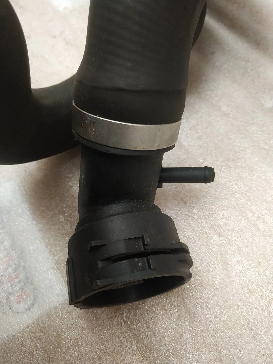 патрубок (трубопровод, шланг) Volkswagen Touareg 2 7P6 2011