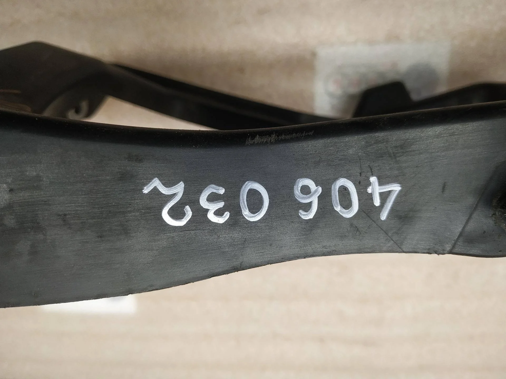 крепление фары (кронштейн фары) левой Volkswagen Touareg 2 7P6 2011