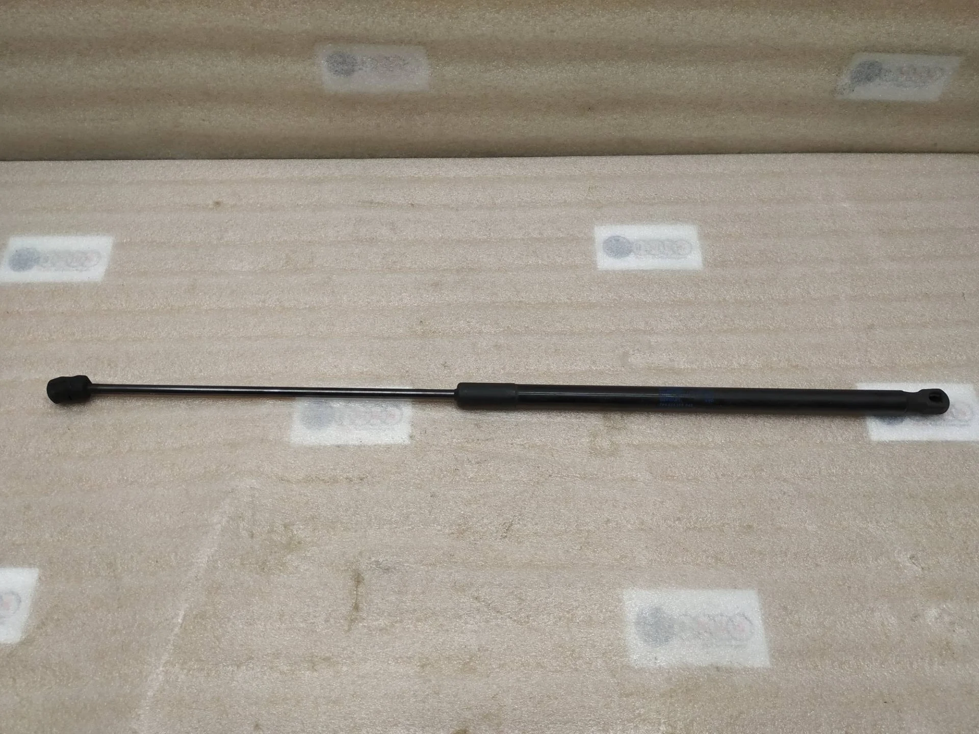 амортизатор капота Volkswagen Touareg 2 7P6 2011