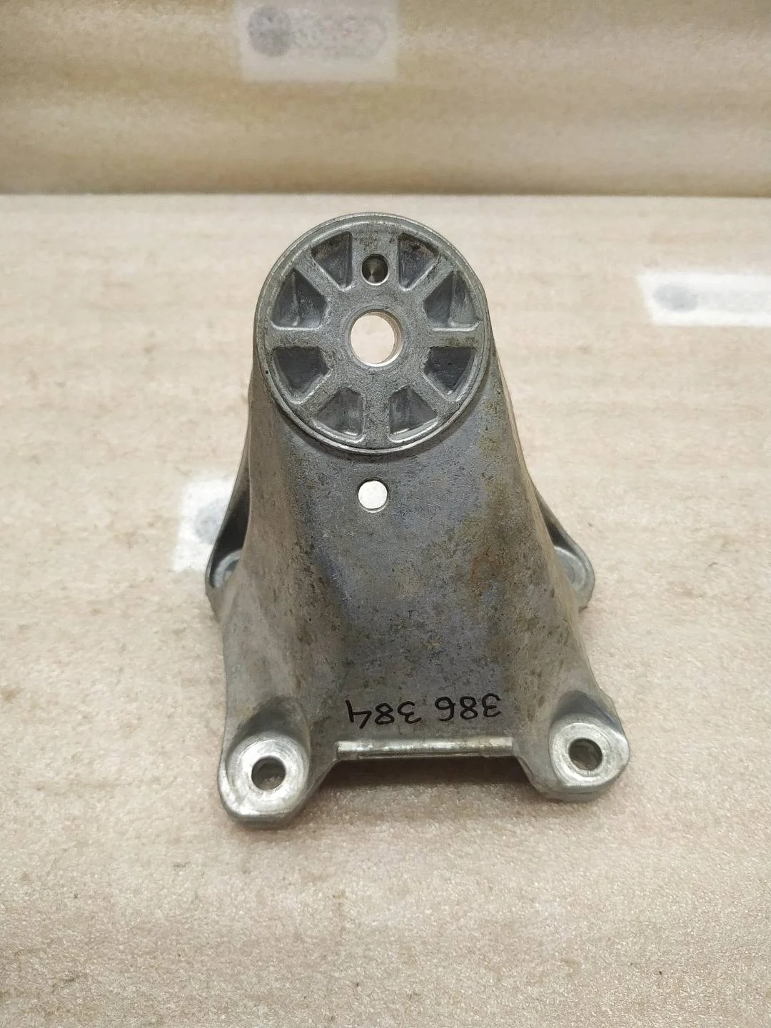 кронштейн двигателя левый Volkswagen Touareg 2 7P6 2013