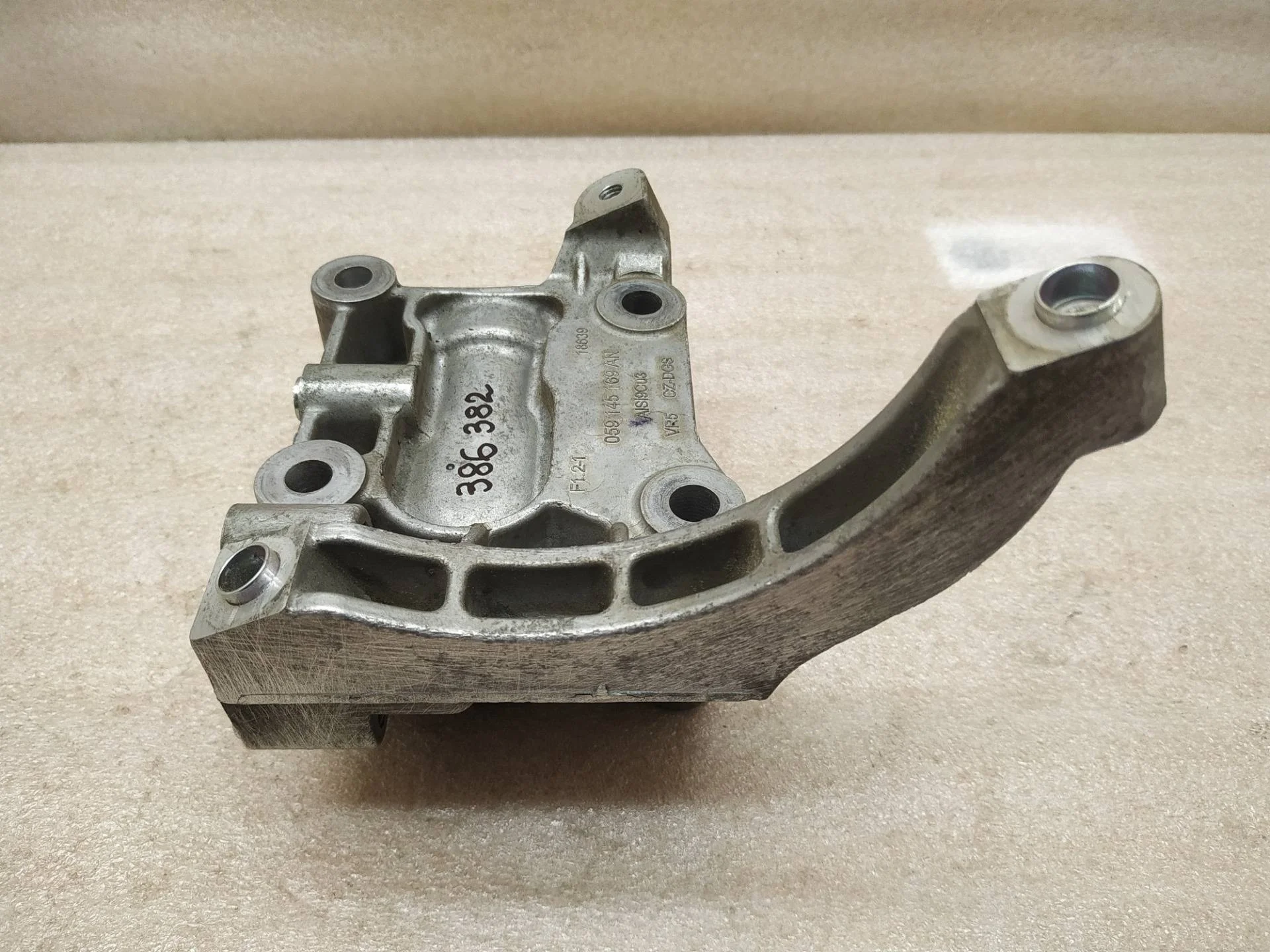 кронштейн компрессора кондиционера Volkswagen Touareg 2 7P6 2013