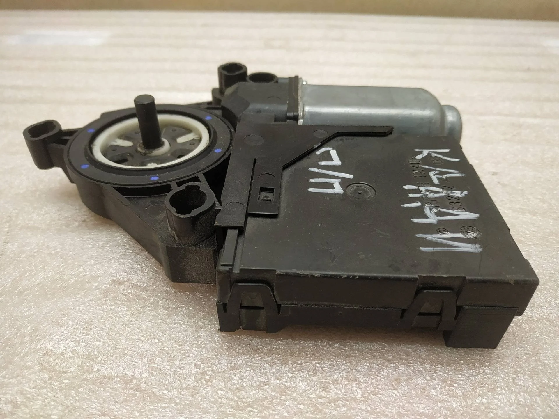 Моторчик стеклоподъемника двери Volkswagen Caddy