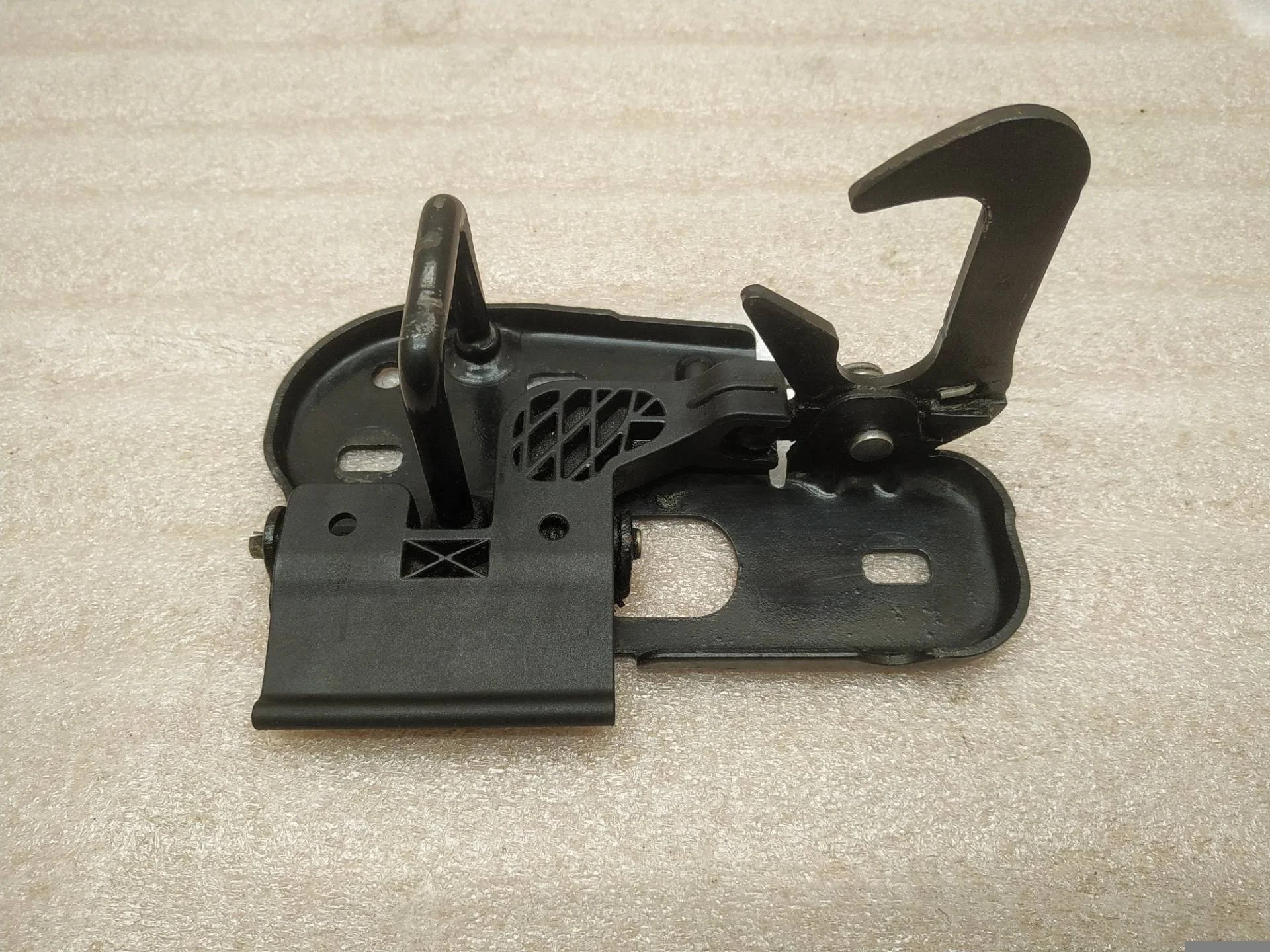 крюк капота Volkswagen Touareg 2 7P6 2011