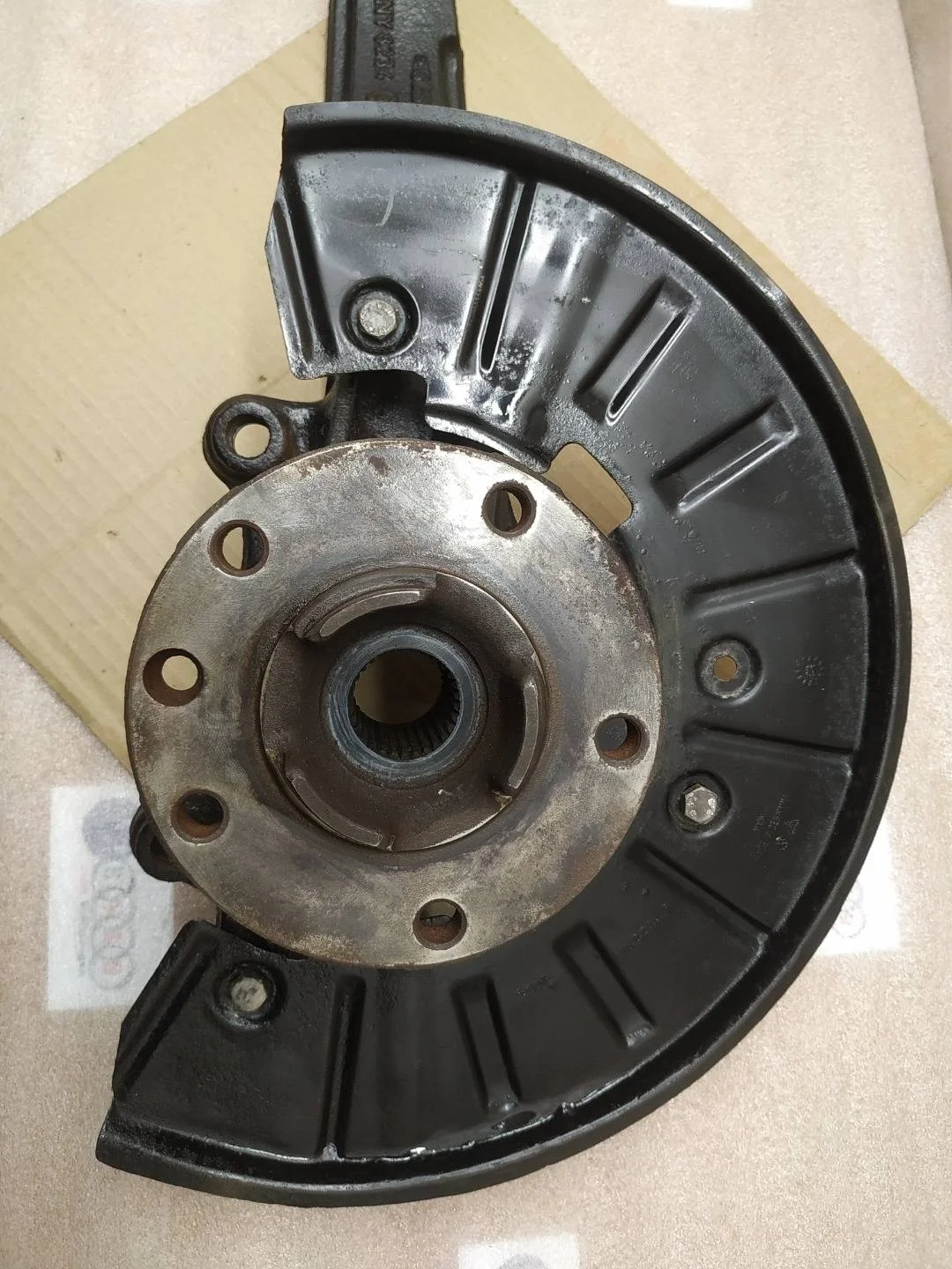 кулак передний левый Volkswagen Touareg 2 7P6 2012