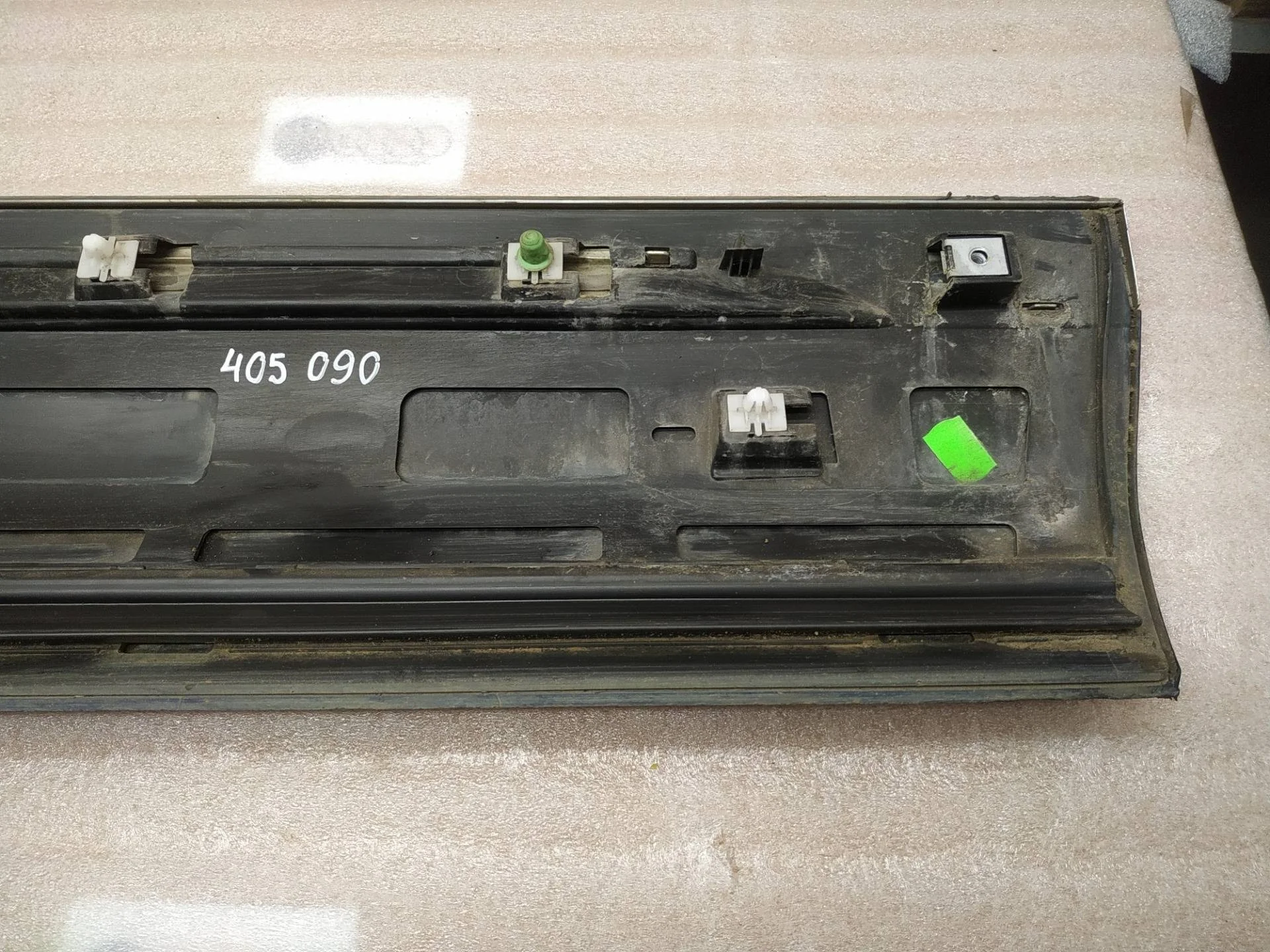 накладка двери передней левой Volkswagen Touareg 2 7P6 2011