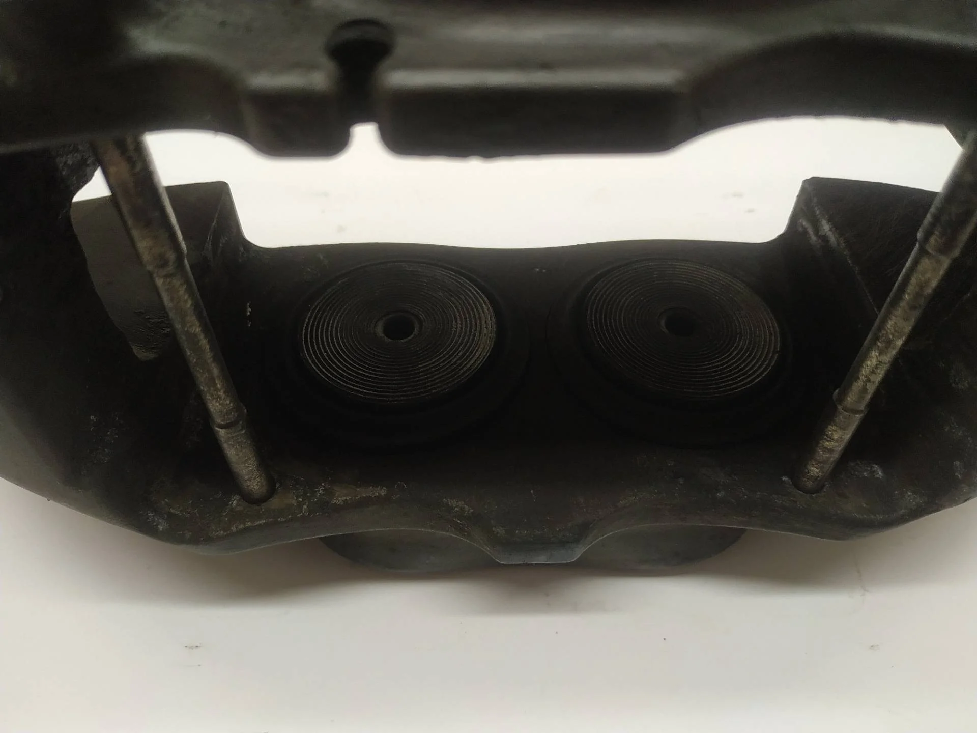 суппорт тормозной передний правый Volkswagen Touareg 2 7P6 2011