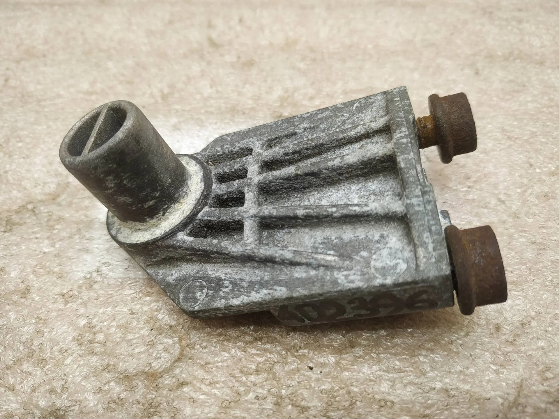 кронштейн (крепление) Volkswagen Touareg 2 7P6 2011