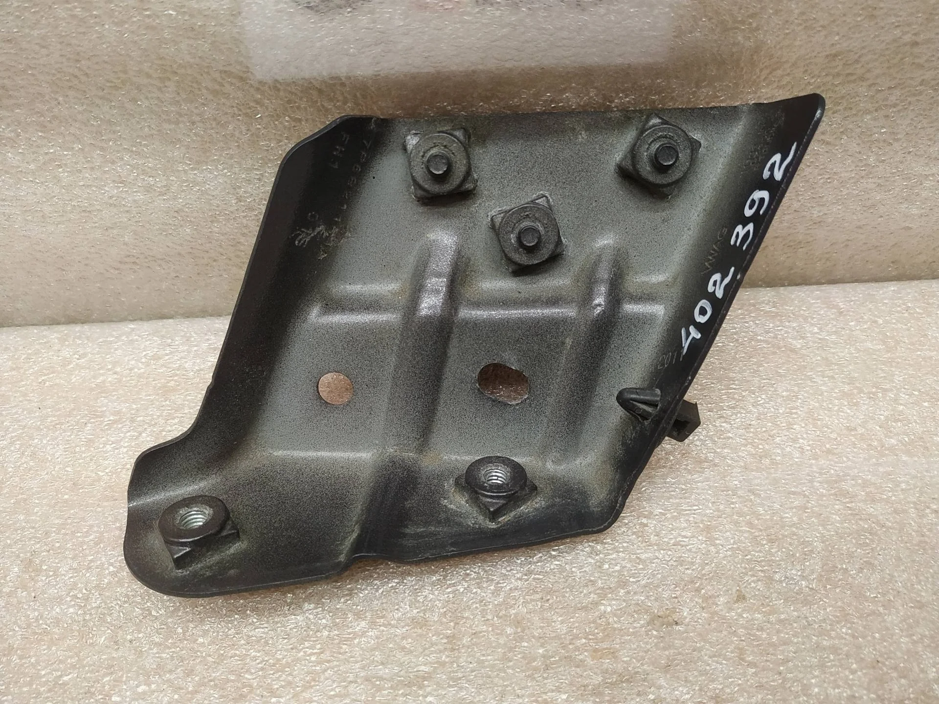 кронштейн крыла левый Volkswagen Touareg 2 7P6 2011