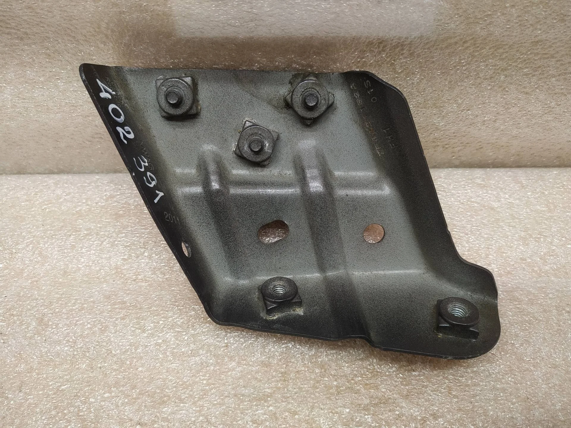 кронштейн крыла правый Volkswagen Touareg 2 7P6 2011