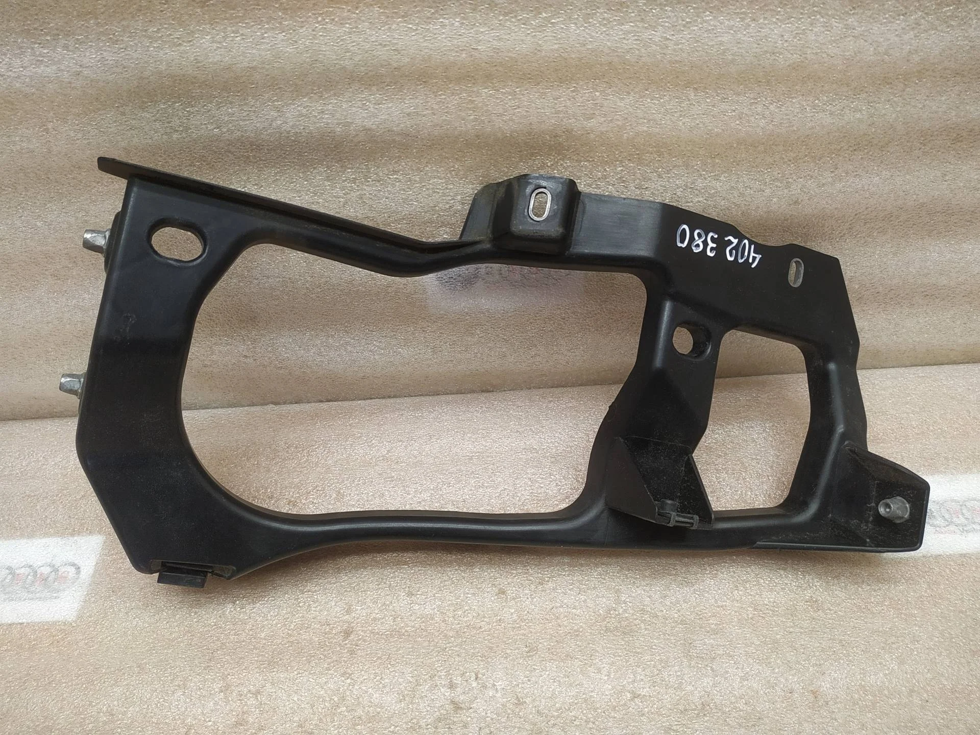 крепление фары (кронштейн фары) левой Volkswagen Touareg 2 7P6 2011