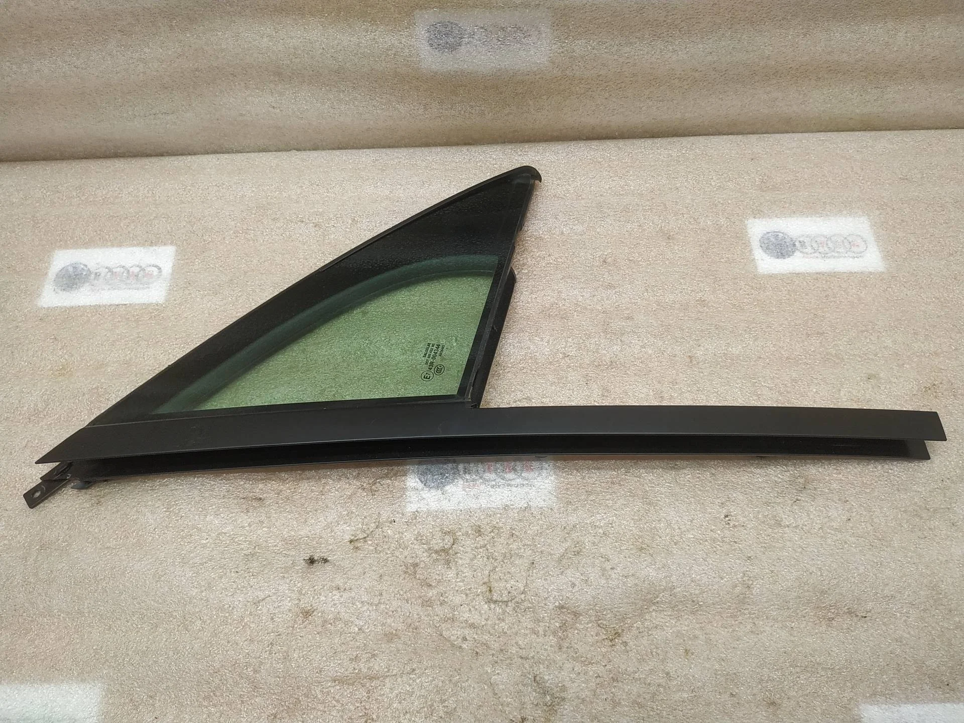 стекло двери передней правой Volkswagen Touareg 2 7P6 2011