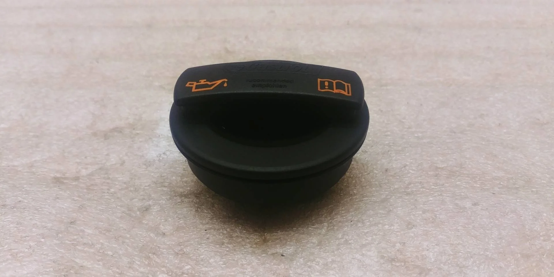 пробка маслозаливной горловины двигателя Volkswagen Touareg 2 7P6 2012