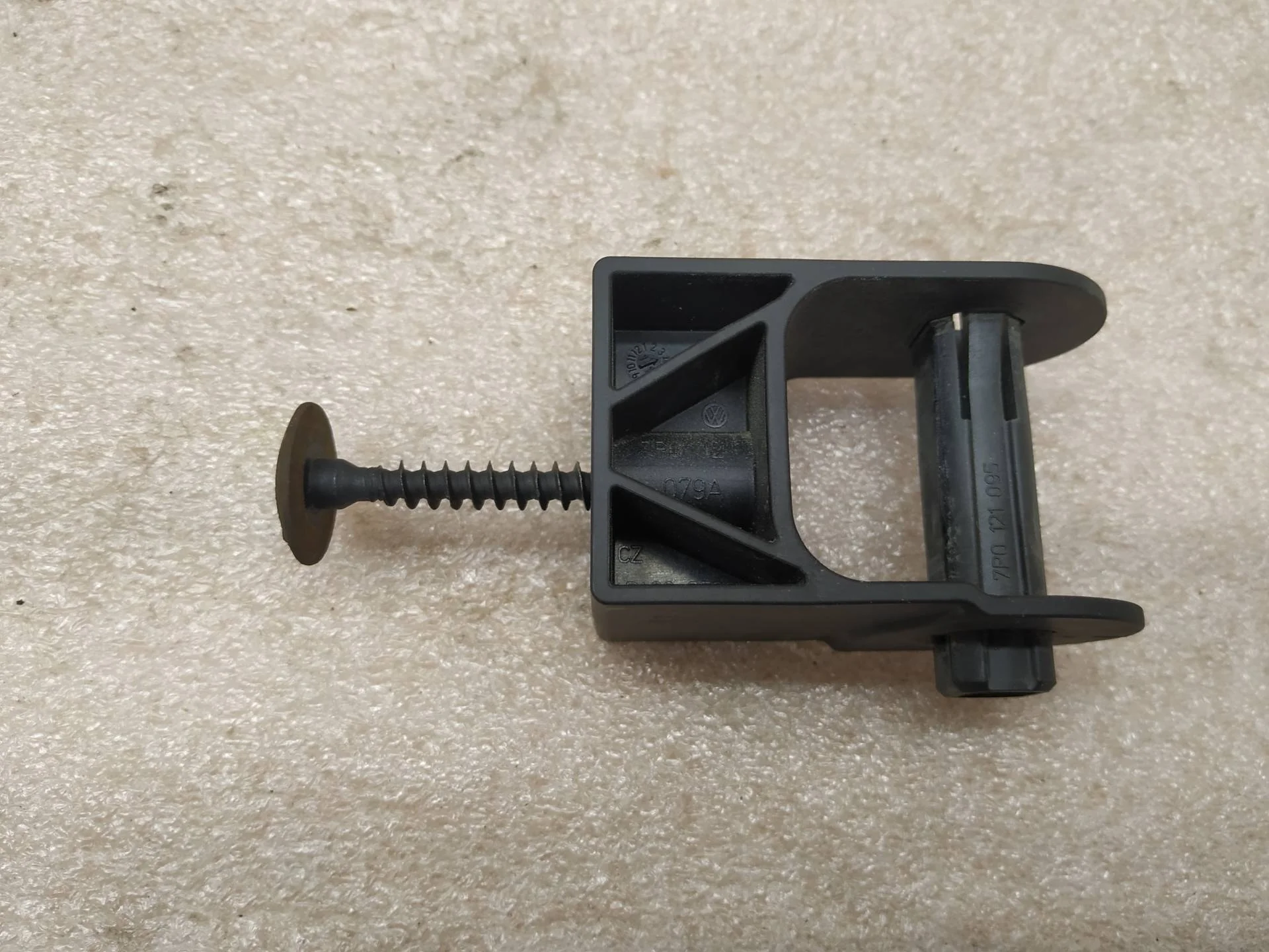 кронштейн (крепление) левый Volkswagen Touareg 2 7P6 2011