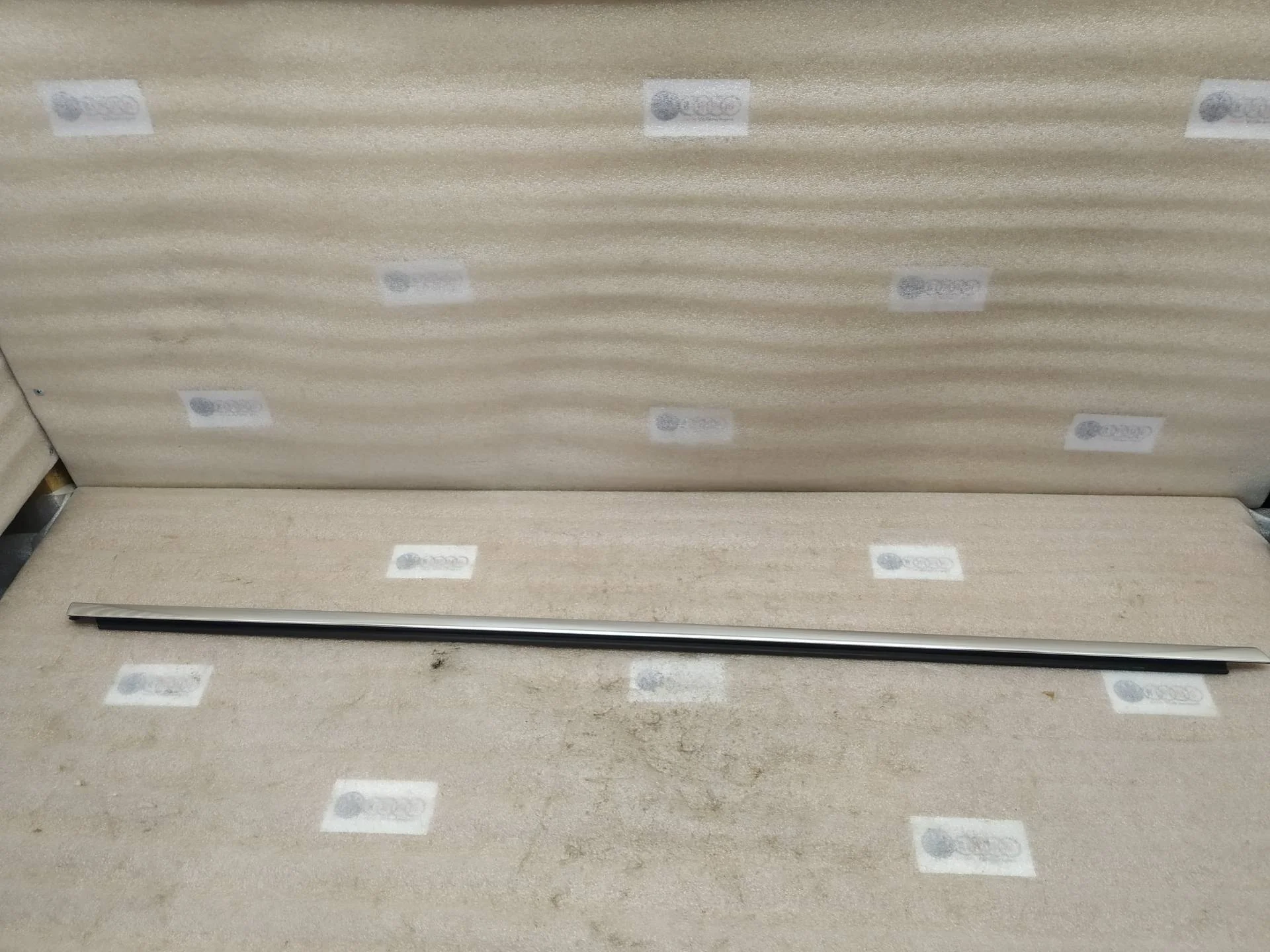 молдинг двери передней правой Volkswagen Touareg 2 7P6 2011