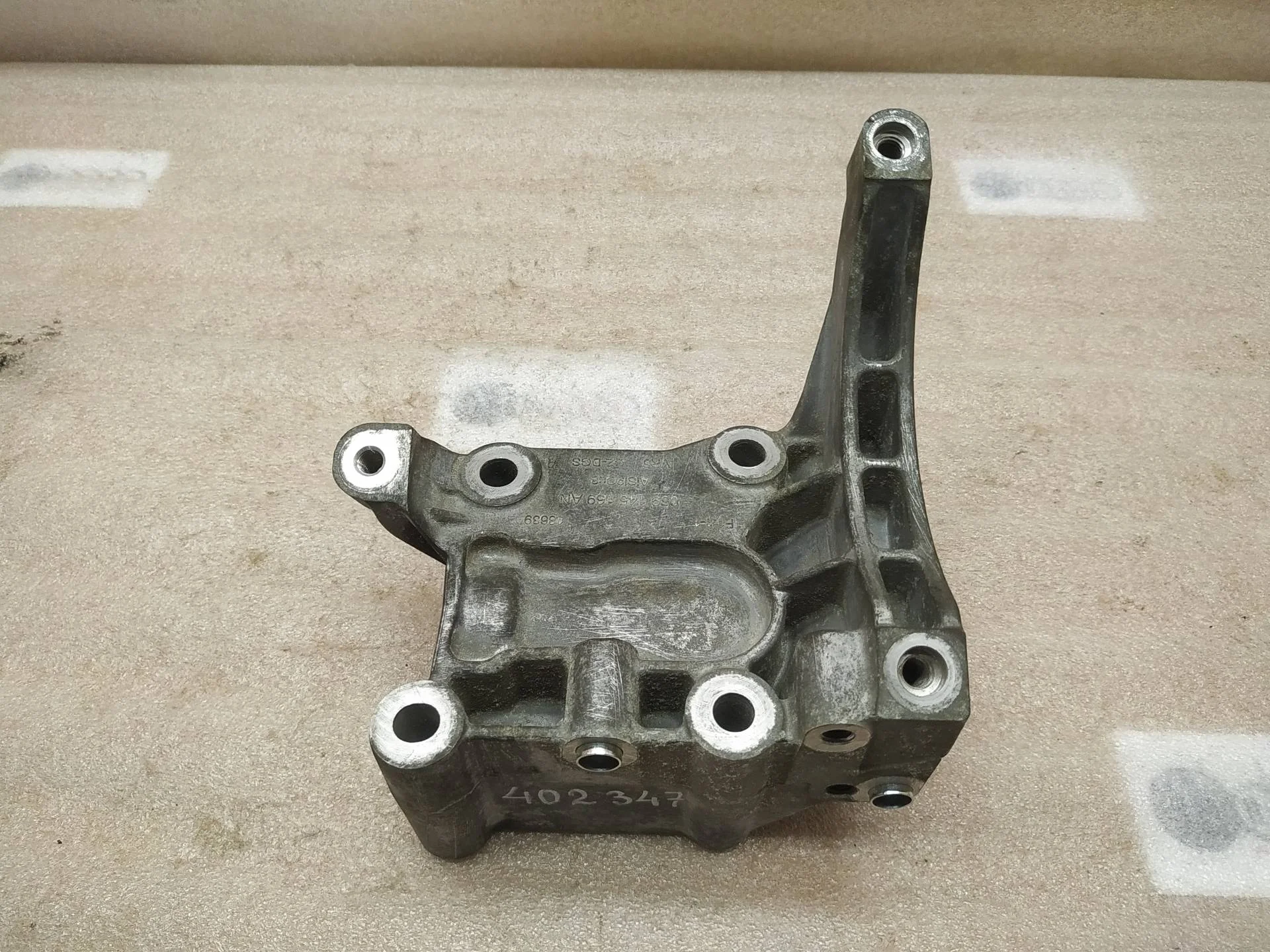 кронштейн компрессора кондиционера Volkswagen Touareg 2 7P6 2011