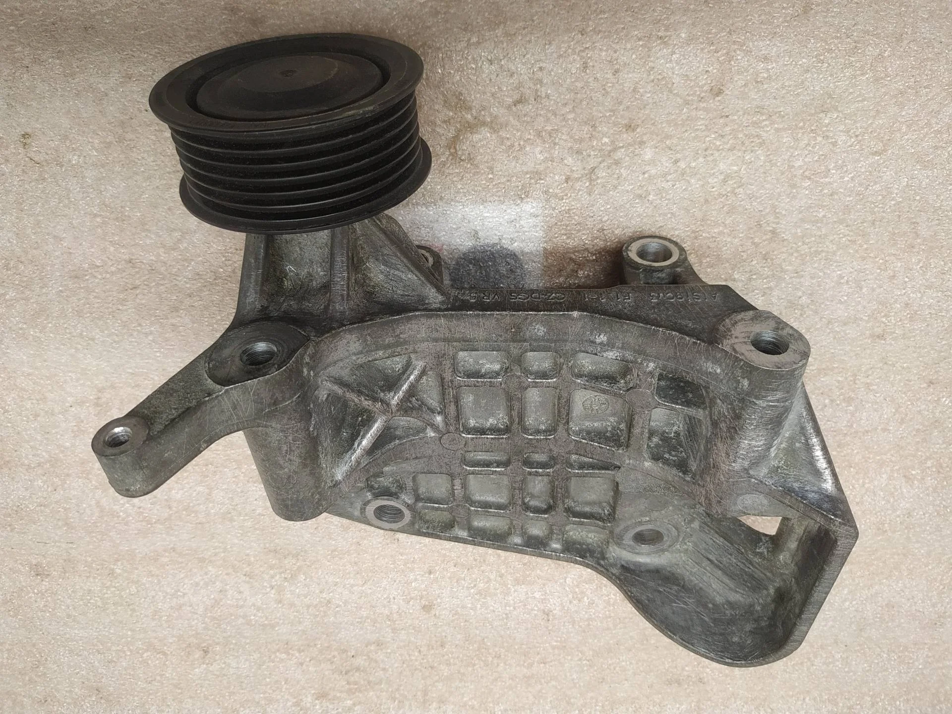 кронштейн генератора Volkswagen Touareg 2 7P6 2011