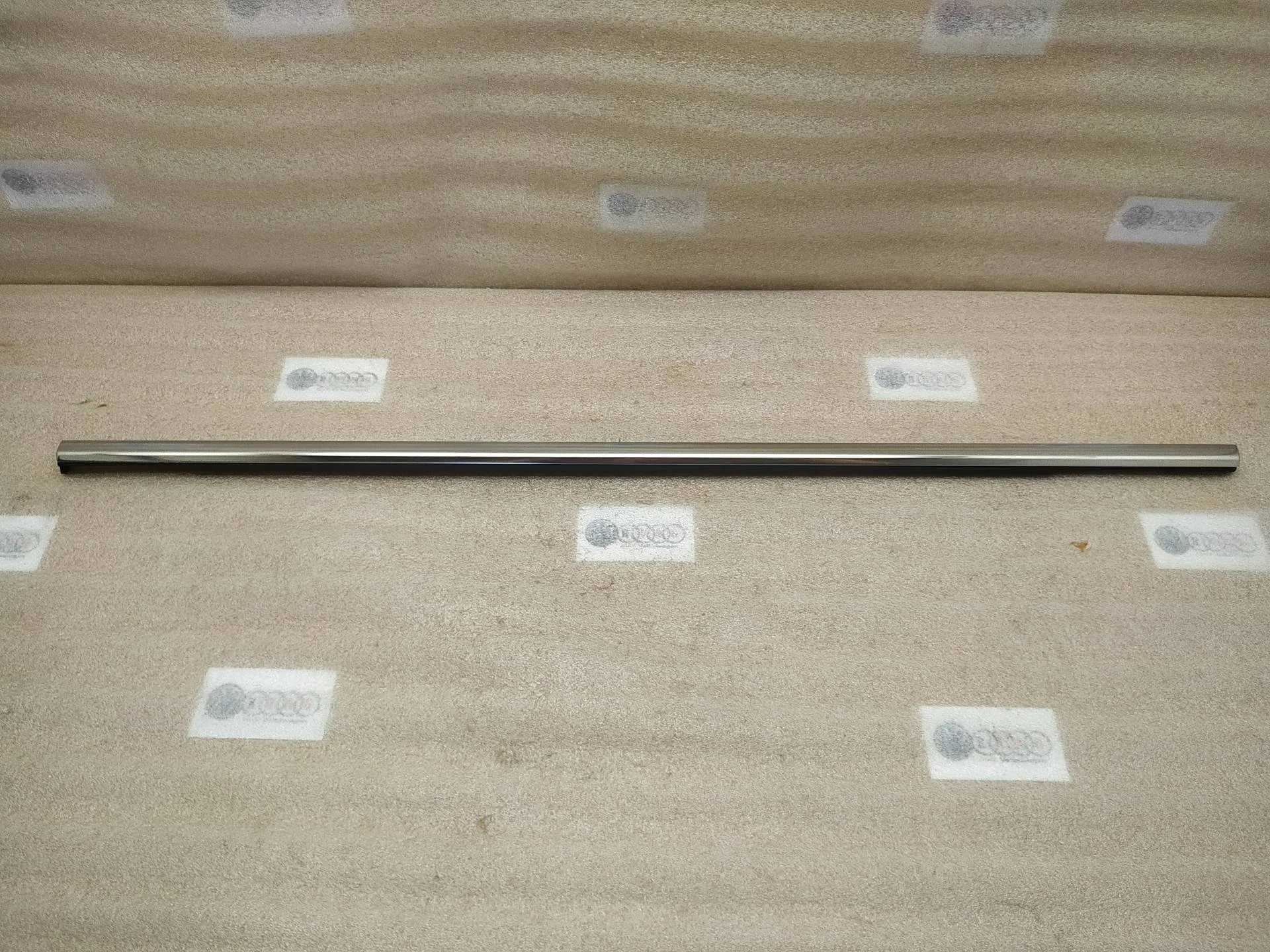 молдинг двери задней правой Volkswagen Touareg 2 7P6 2011