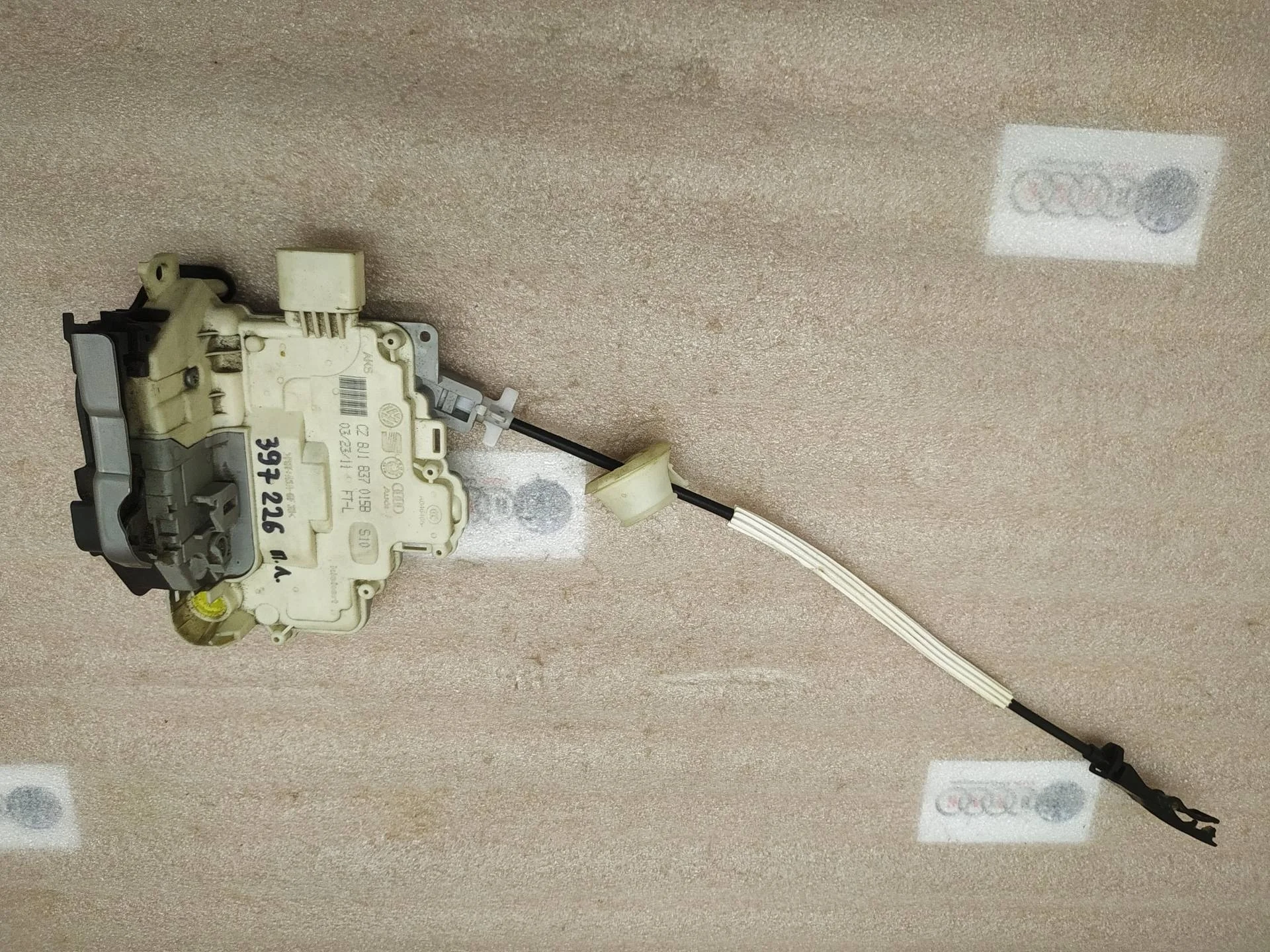 замок двери передней левой Volkswagen Touareg 2 7P6 2011