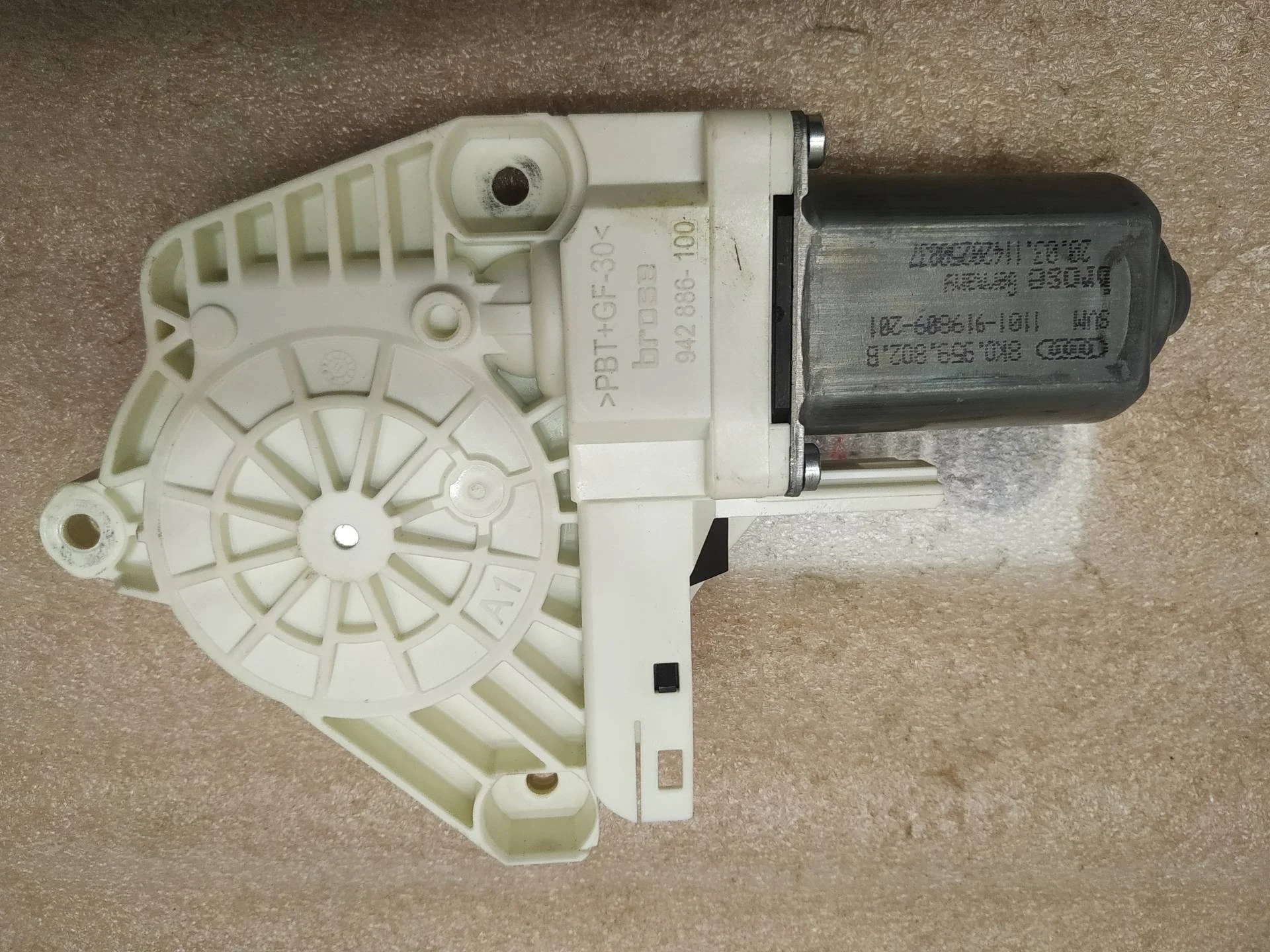 Моторчик стеклоподъемника двери Volkswagen Touareg 2 7P6 2011