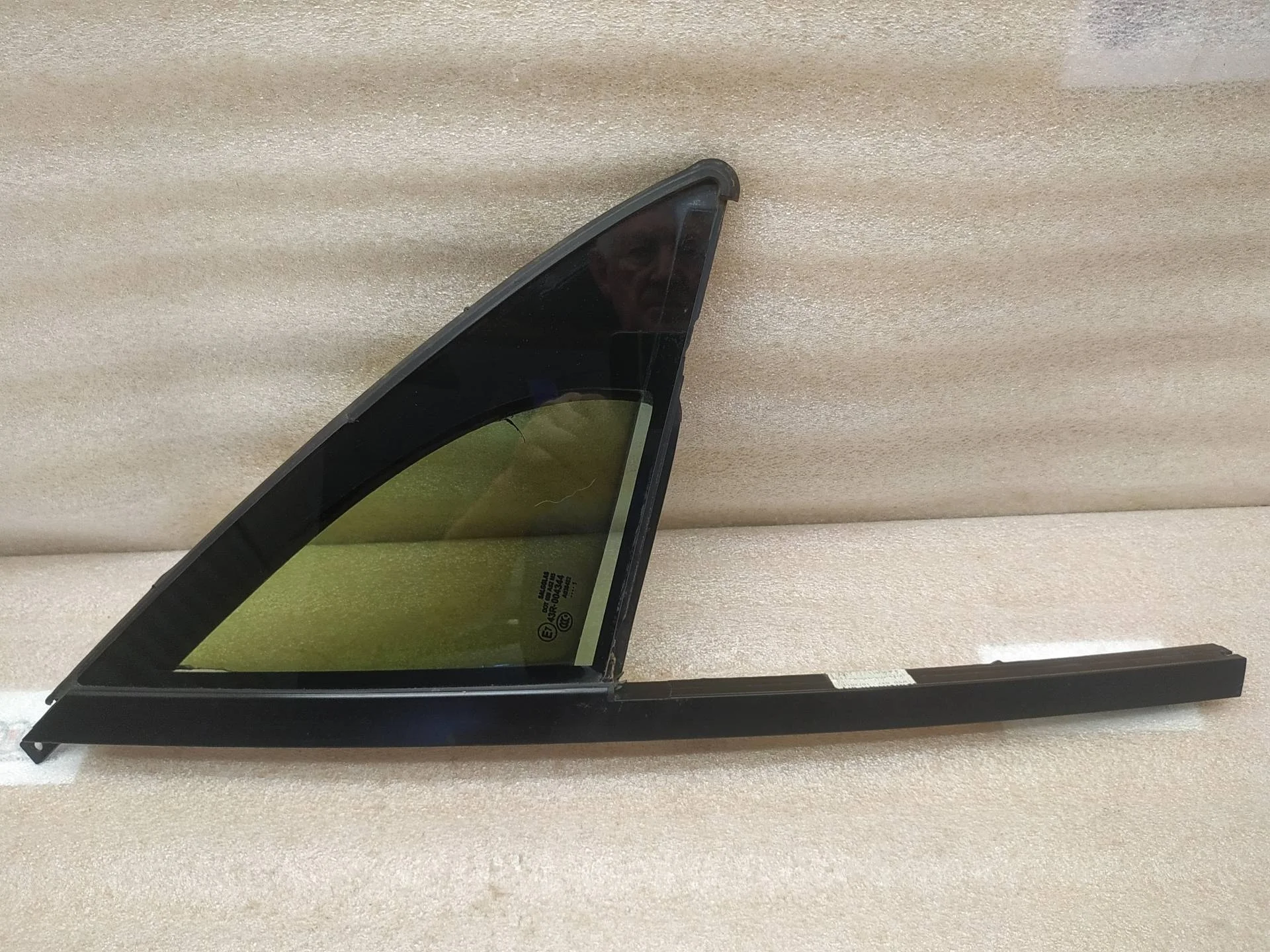 стекло двери передней правой Volkswagen Touareg 2 7P6 2011