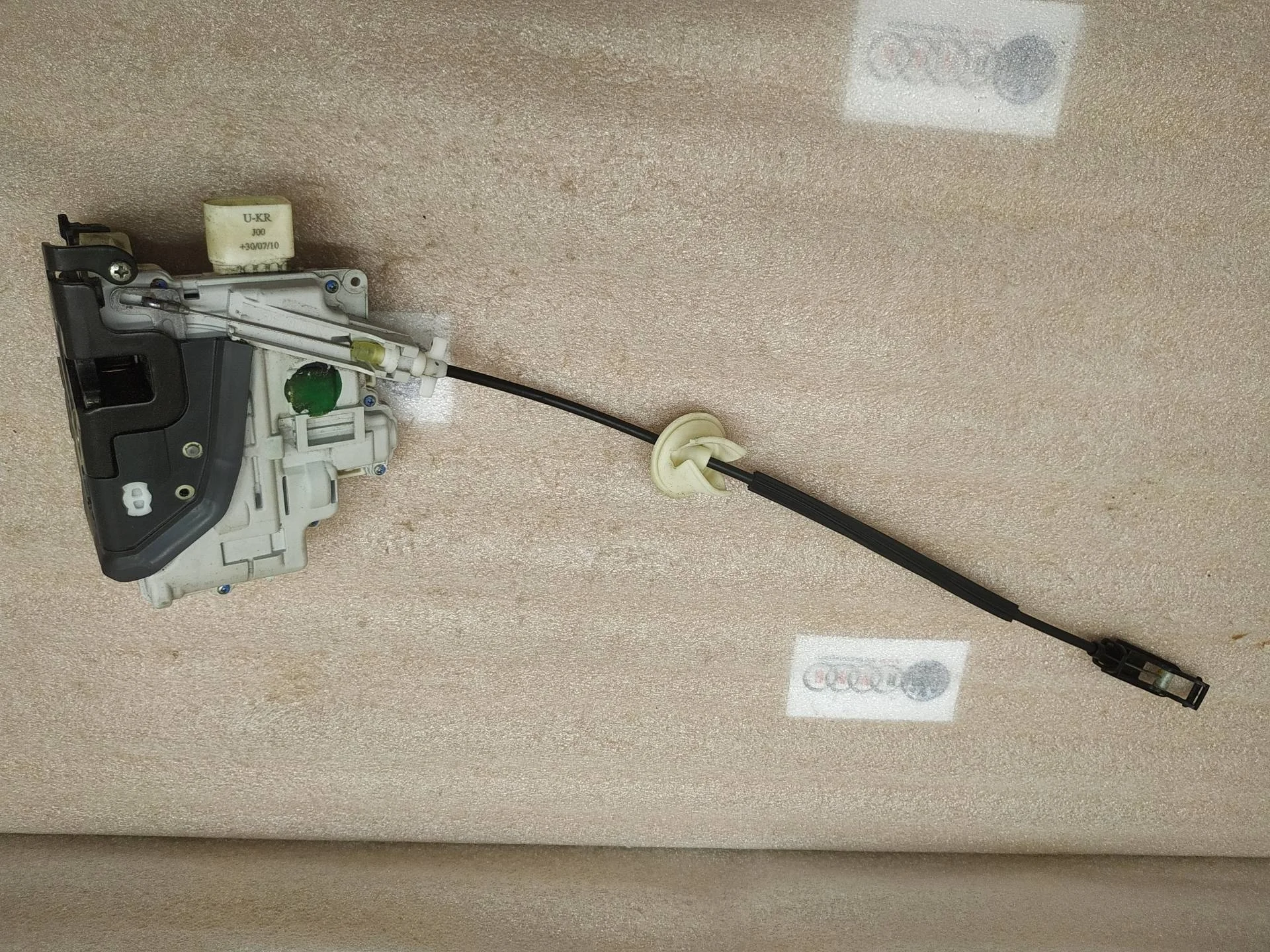 замок двери задней правой Volkswagen Touareg 2 7P6 2011