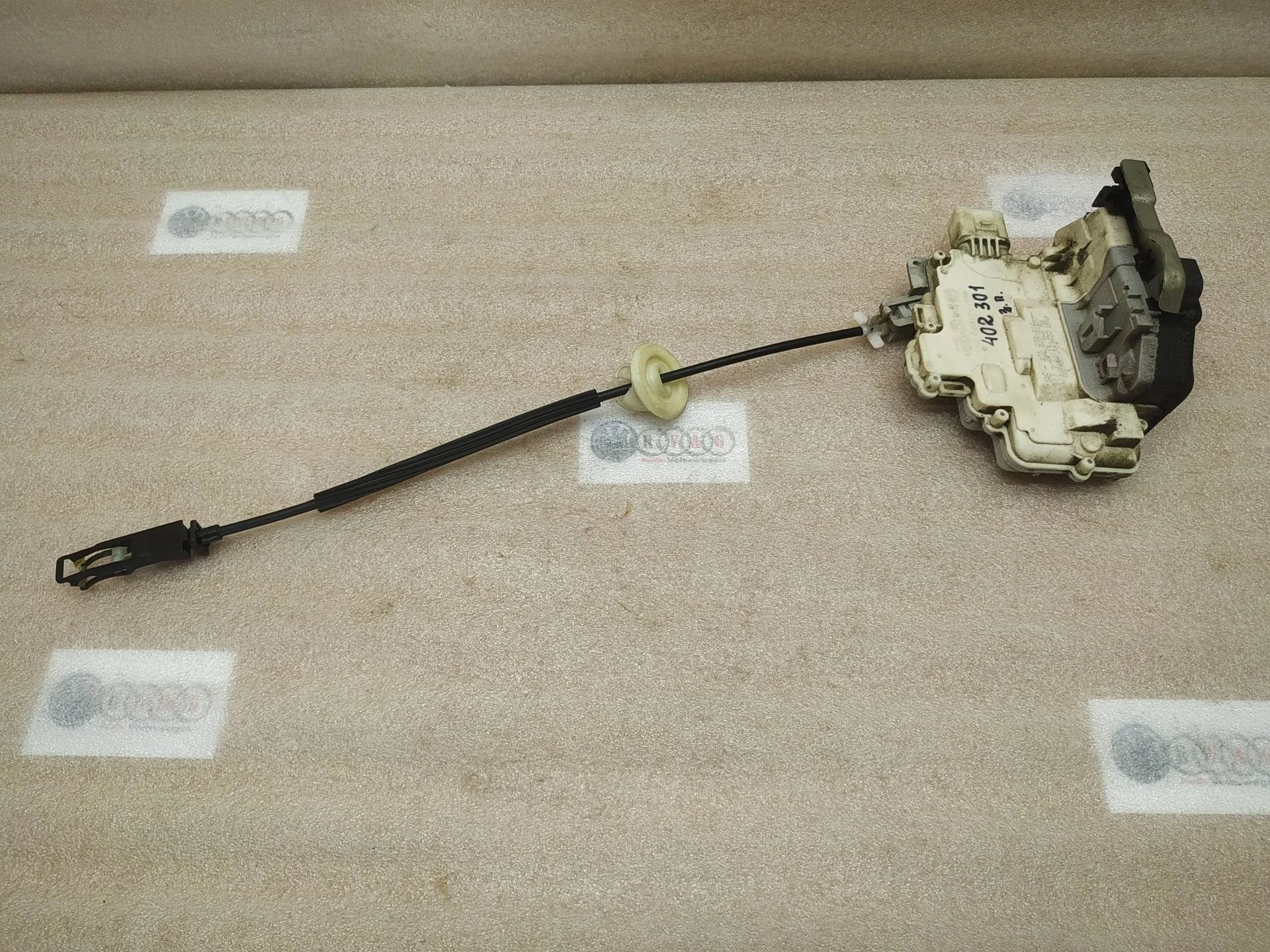 замок двери задней правой Volkswagen Touareg 2 7P6 2011