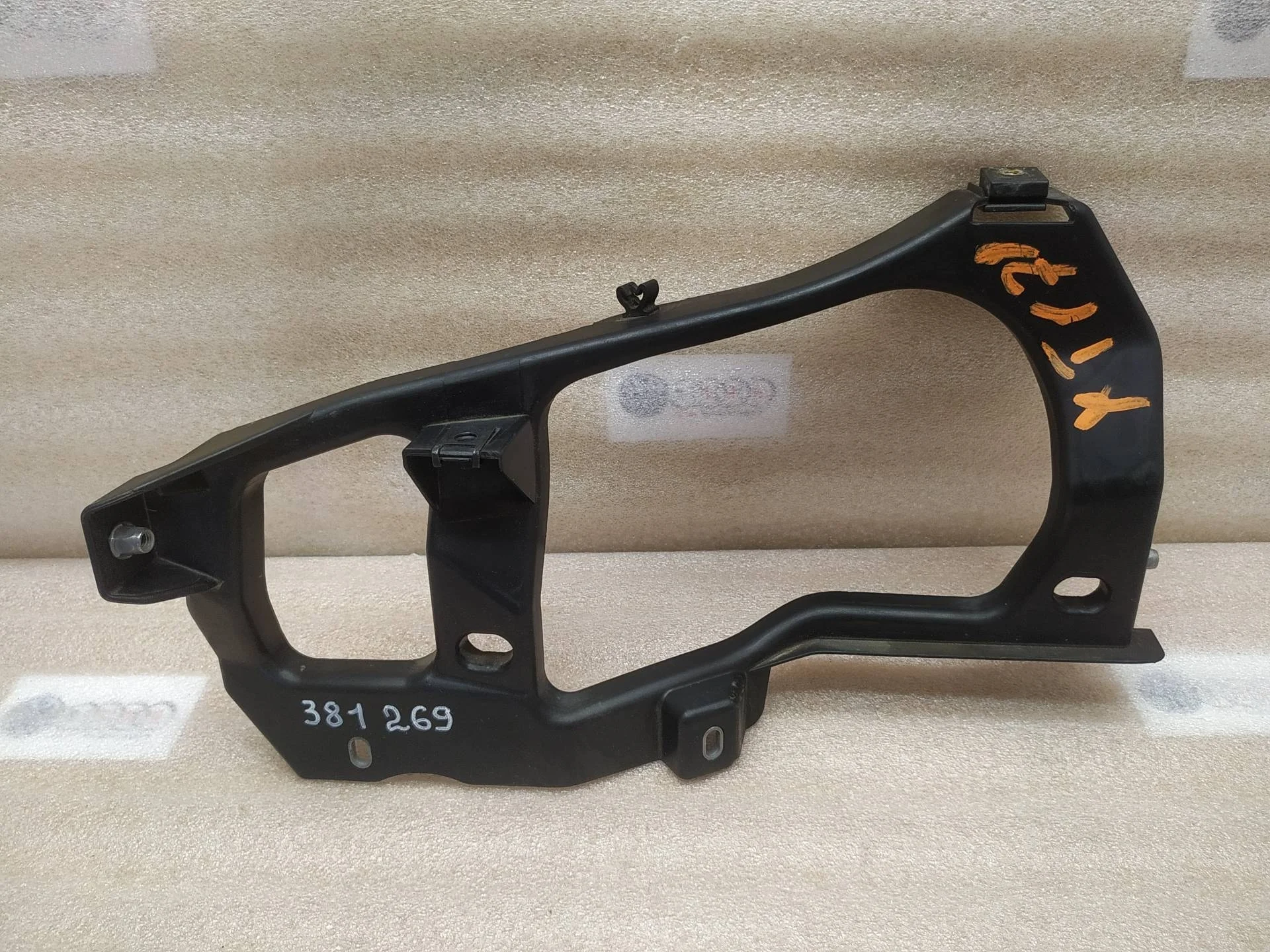 крепление фары (кронштейн фары) левой Volkswagen Touareg 2 7P6 2012